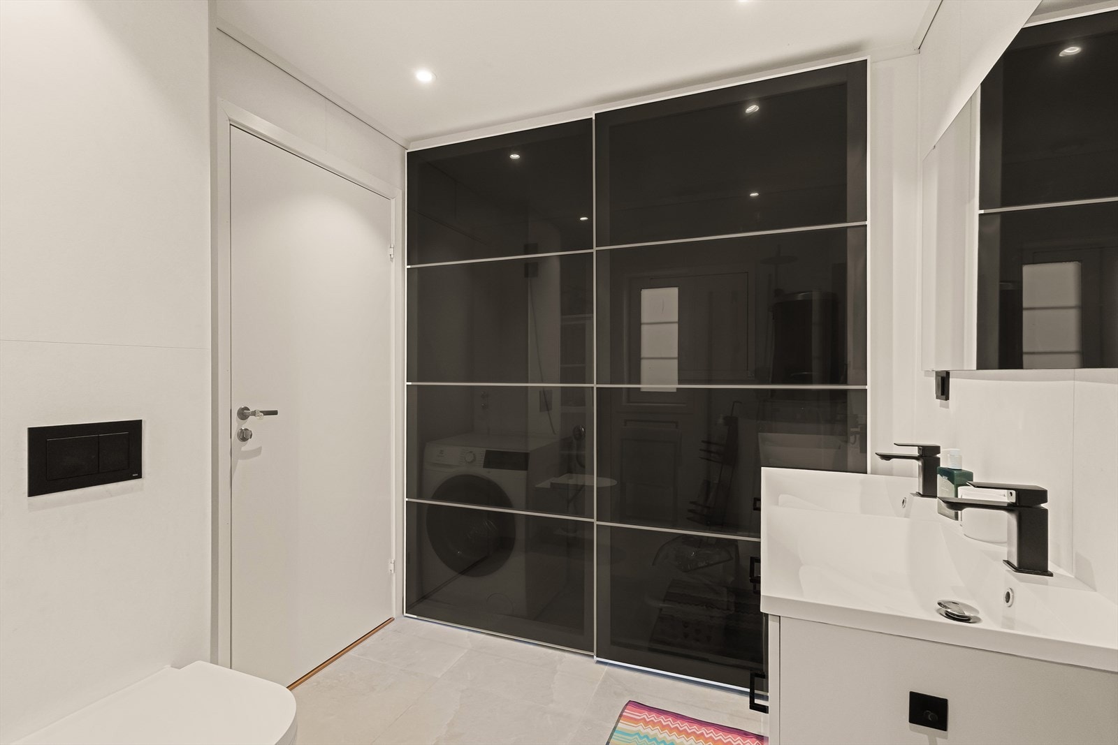 Moderne bad med smarte løsninger og varme i gulv Galleribilde