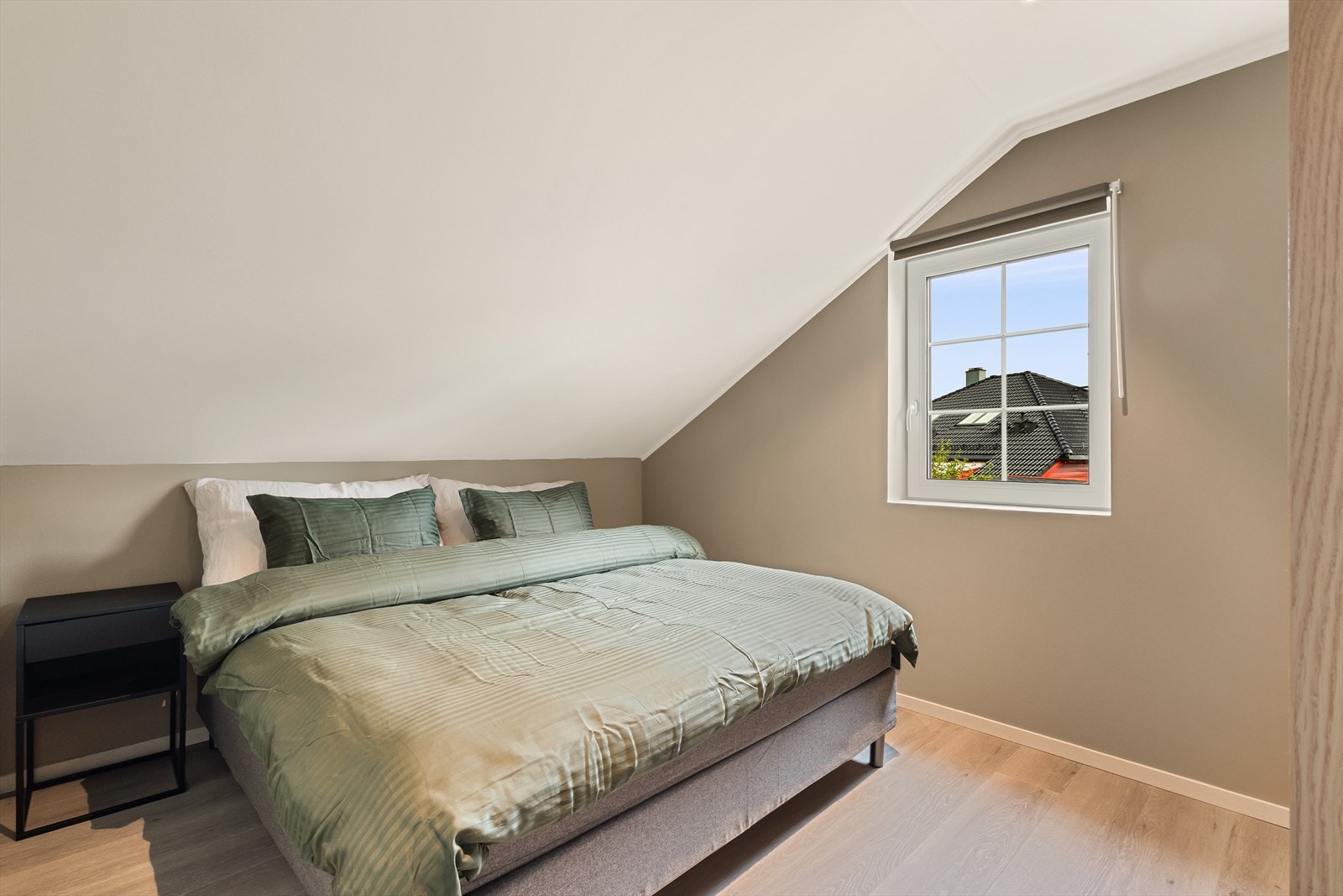 Det er to soverom i 2. etasje | Soverom 2 i behagelige farger Galleribilde