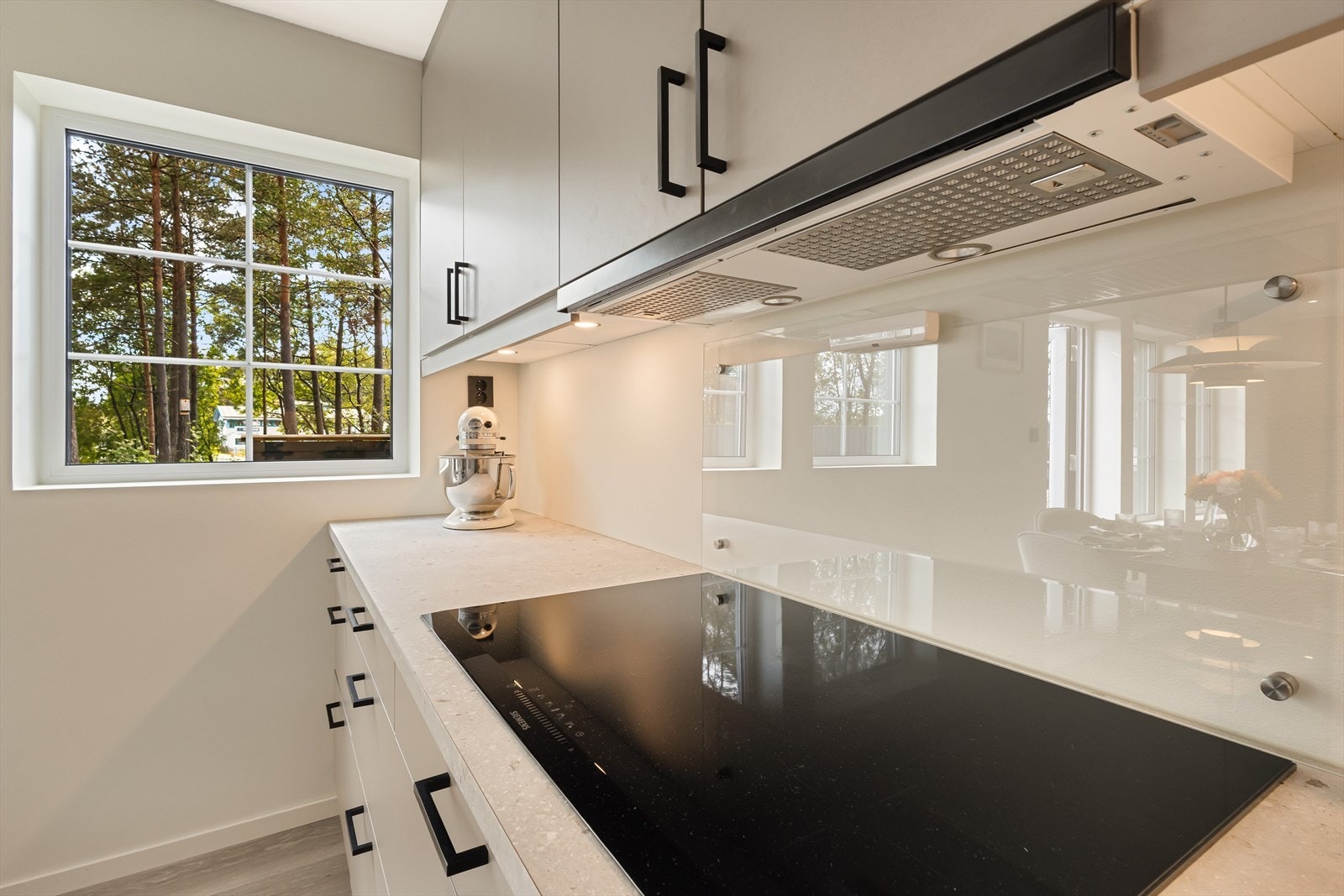 Moderne kjøkken med slette fronter og laminat benkeplate Galleribilde