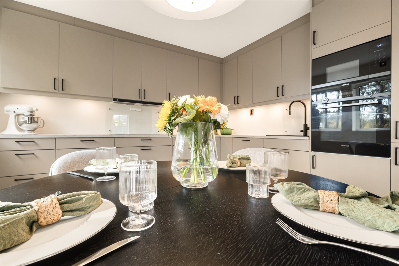 Rikelig med skap- og benkeplass Galleribilde