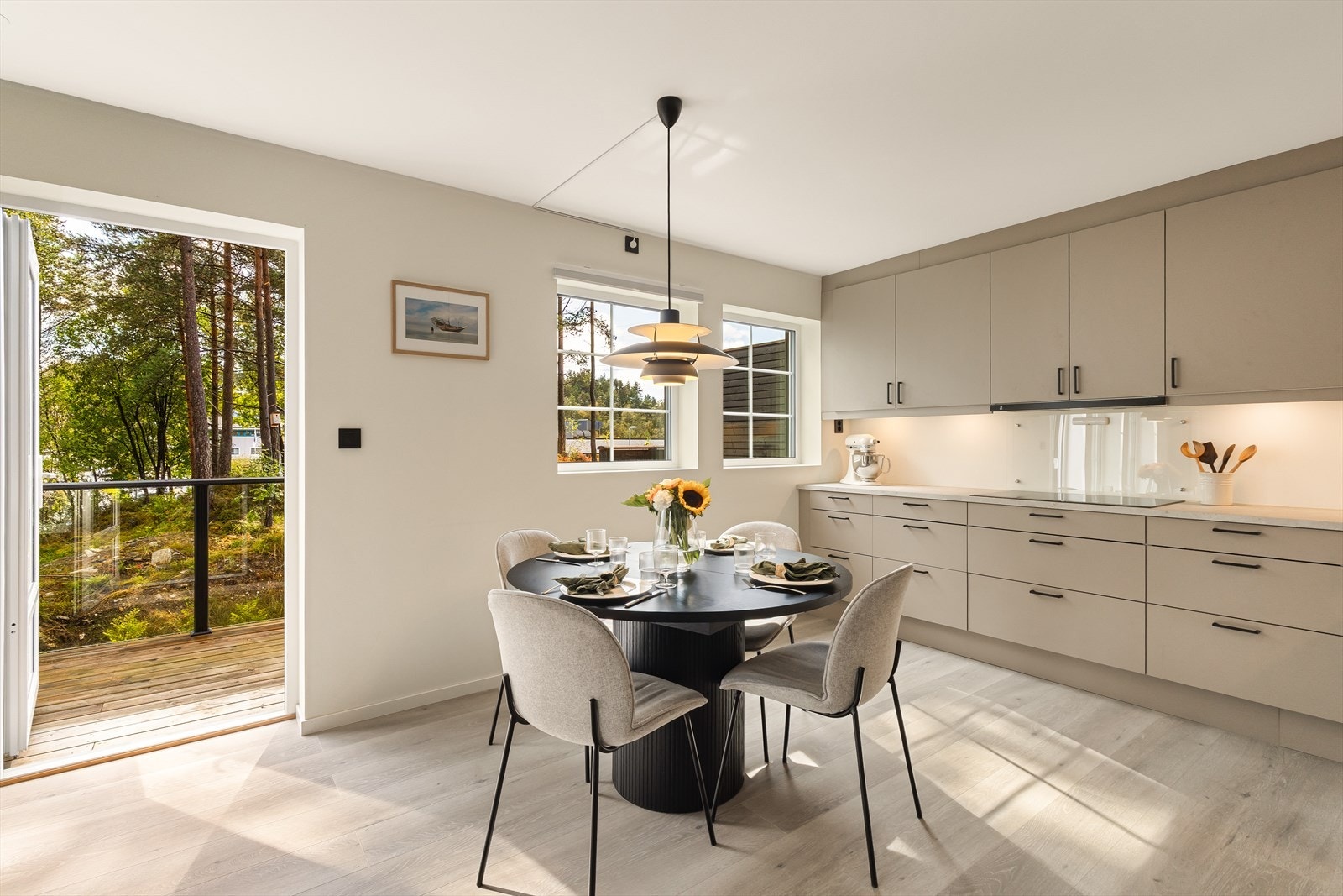 Lys og trivelig kjøkken med mye lysinnslipp Galleribilde