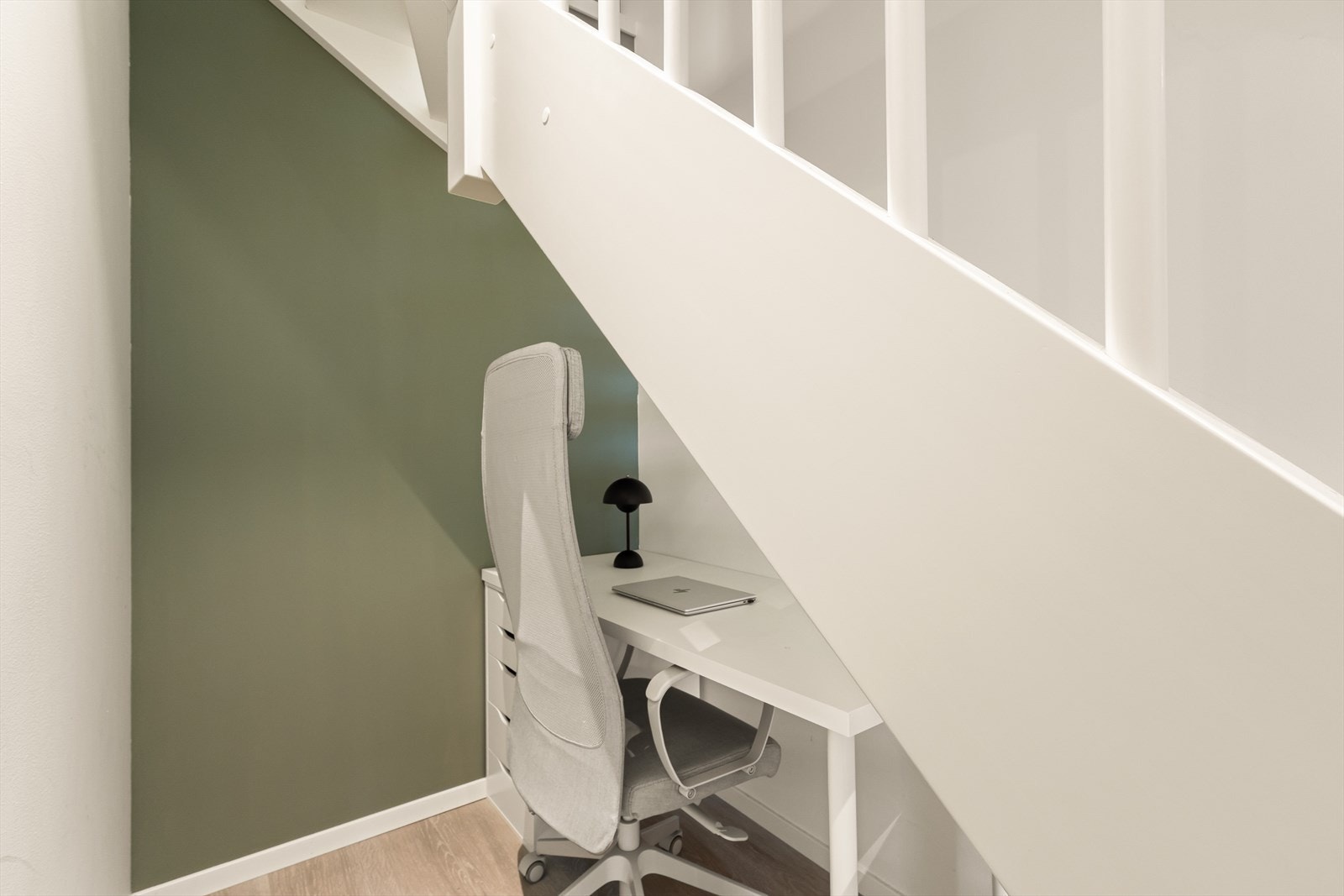 Plass til en koselig kontorkrok under trappen Galleribilde