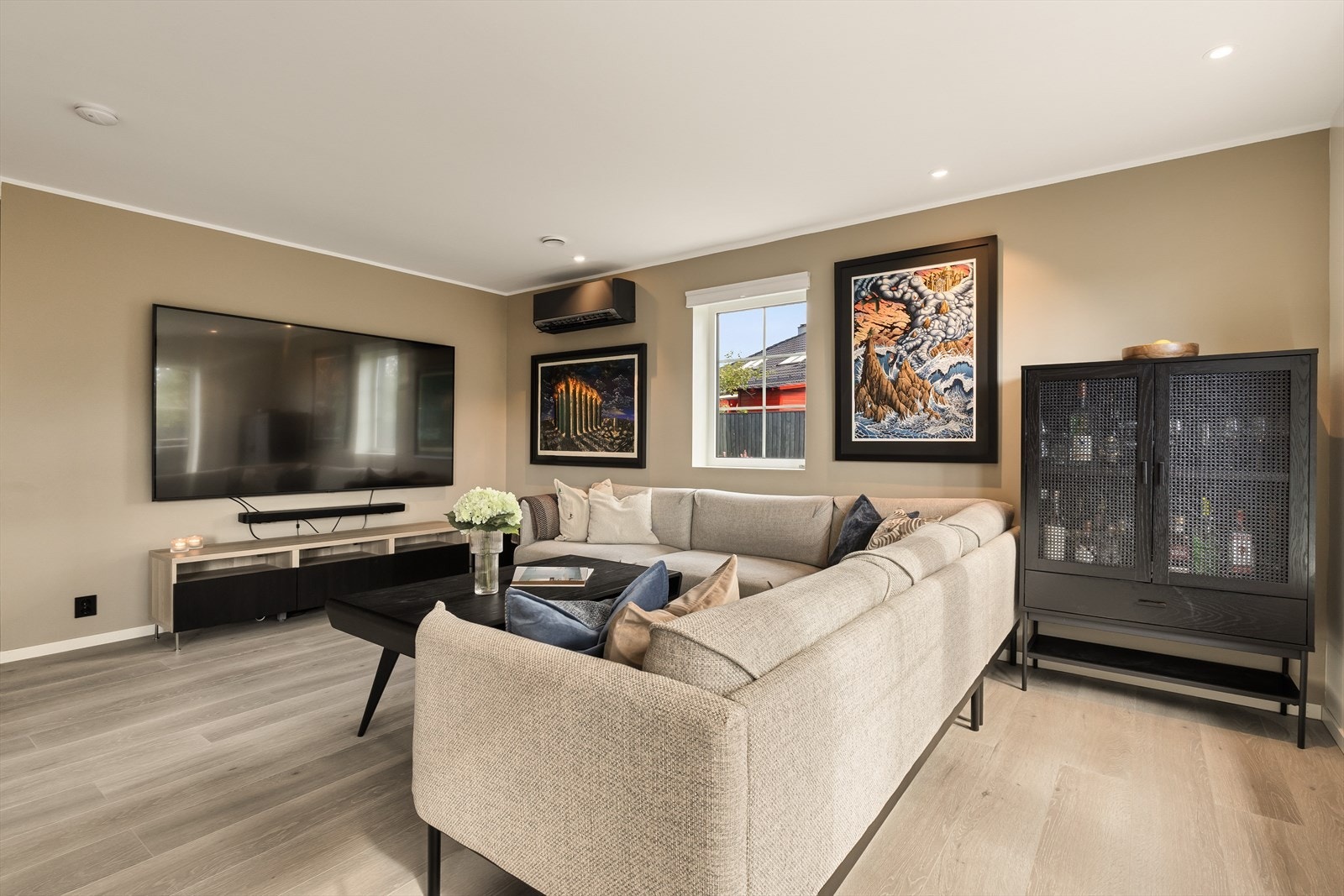 God plass til sofagruppe med tilhørende møblement i stuen Galleribilde