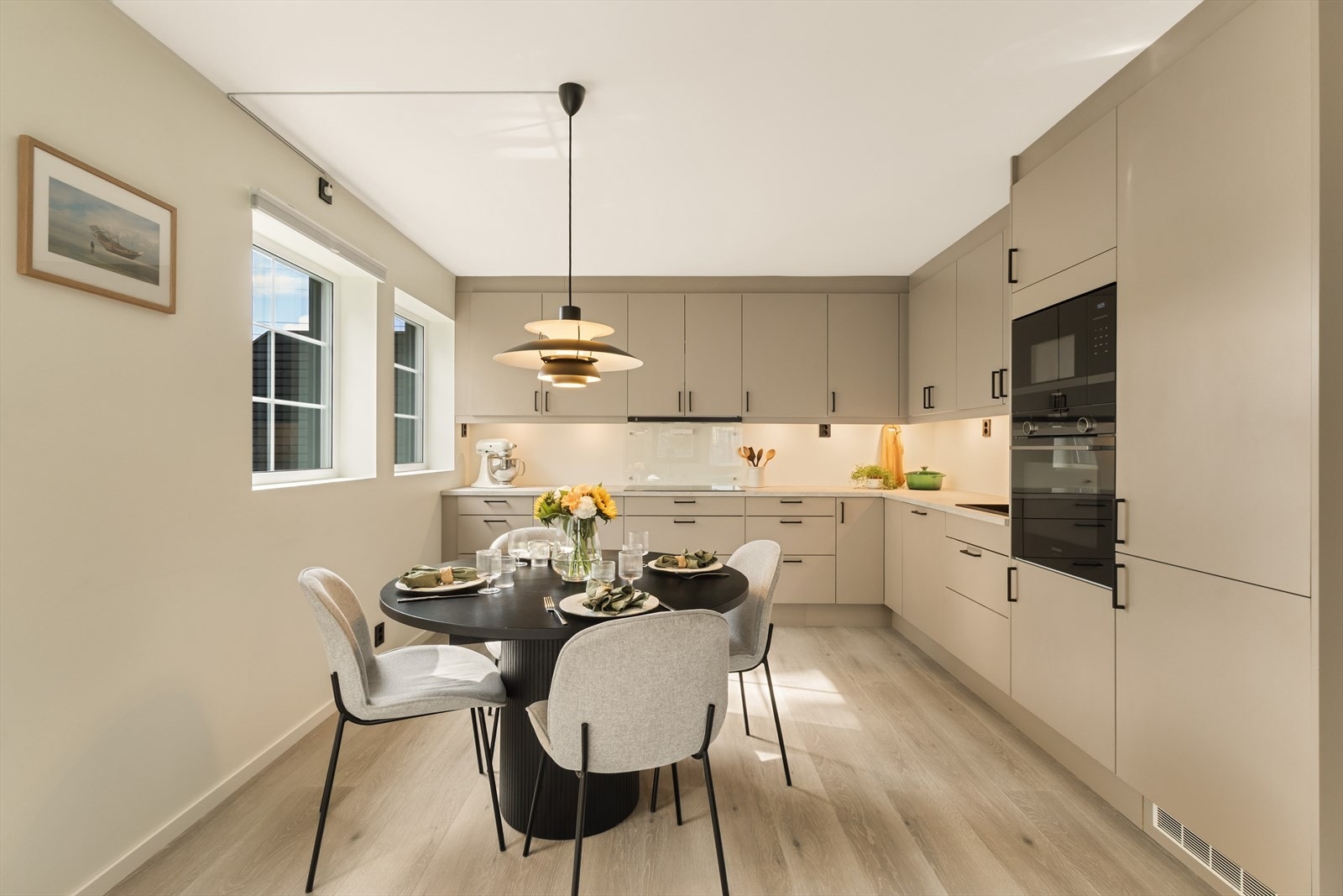 Flott kjøkken med kvalitetshvitevarer og god plass til innredning av spisestue i overgangen Galleribilde