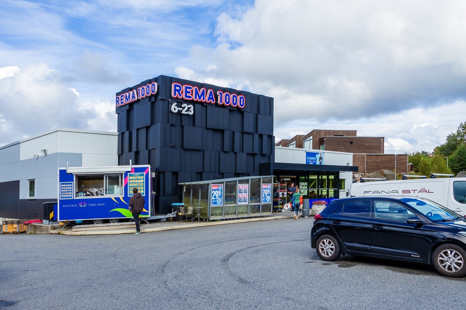 Nærmeste dagligvarebutikk er Rema 1000 Søreide som ligger i underkant av 5 minutter til fots fra boligen Galleribilde