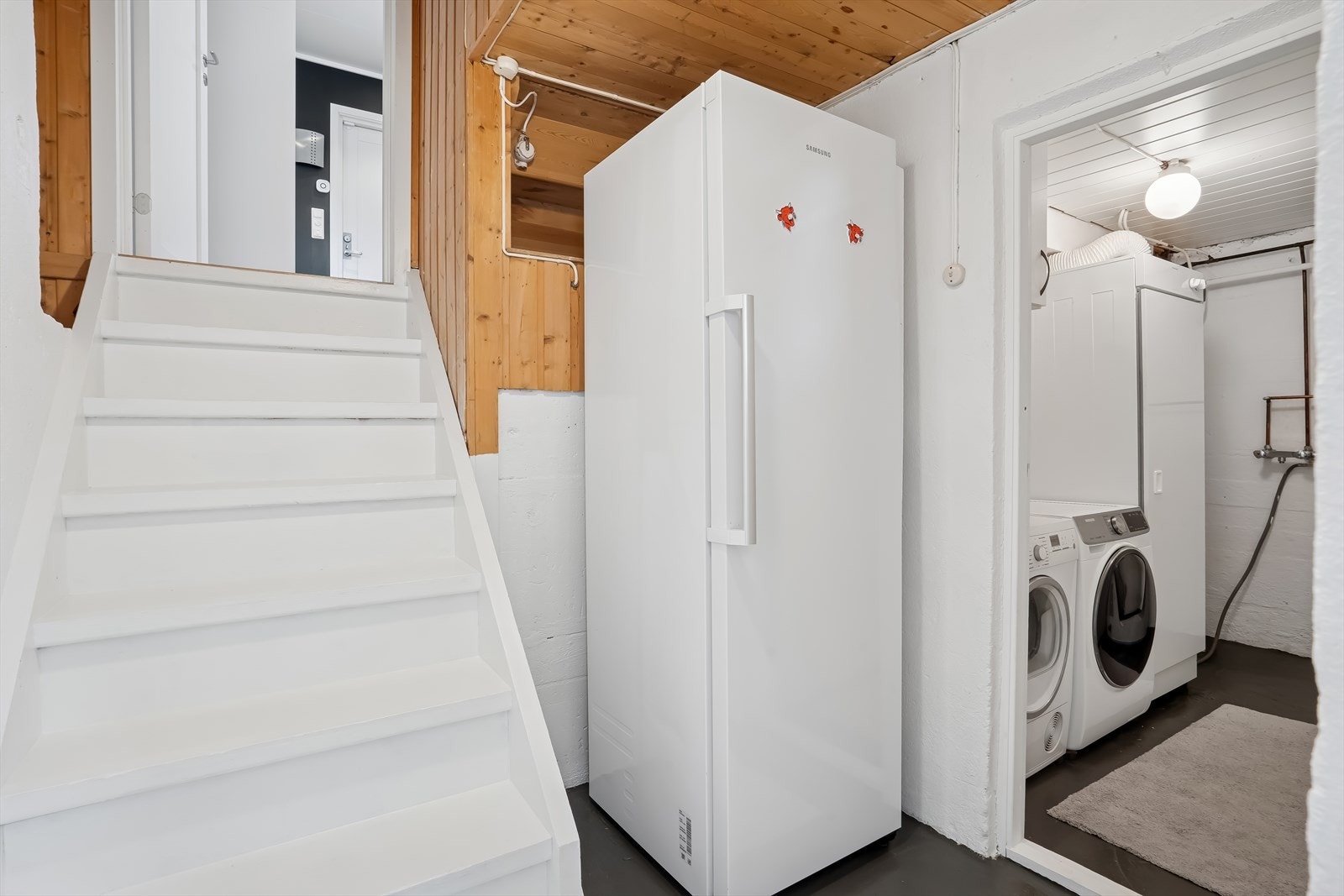 Ned trappen fra entréen kommer man til kjelleren, hvor man blant annet finner vaskerommet Galleribilde