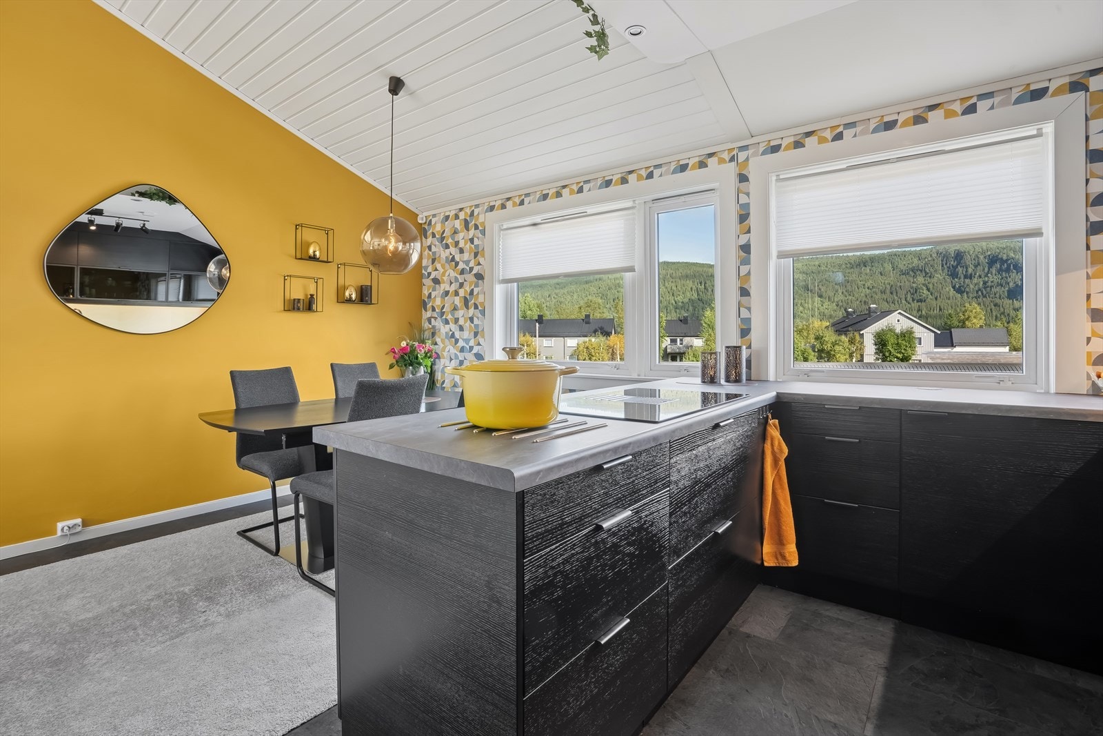 Ved kjøkkenet har man også godt med plass til spisegruppe Galleribilde