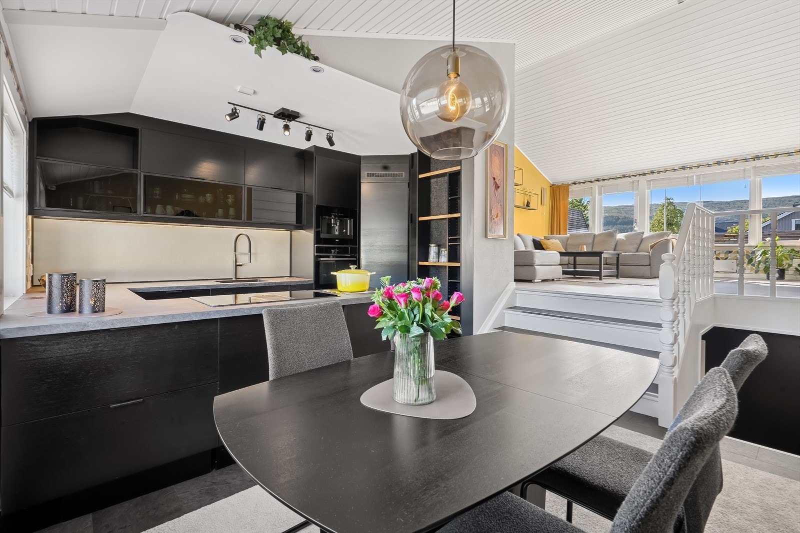 Her kan man enkelt underholde gjester mens maten tilberedes Galleribilde