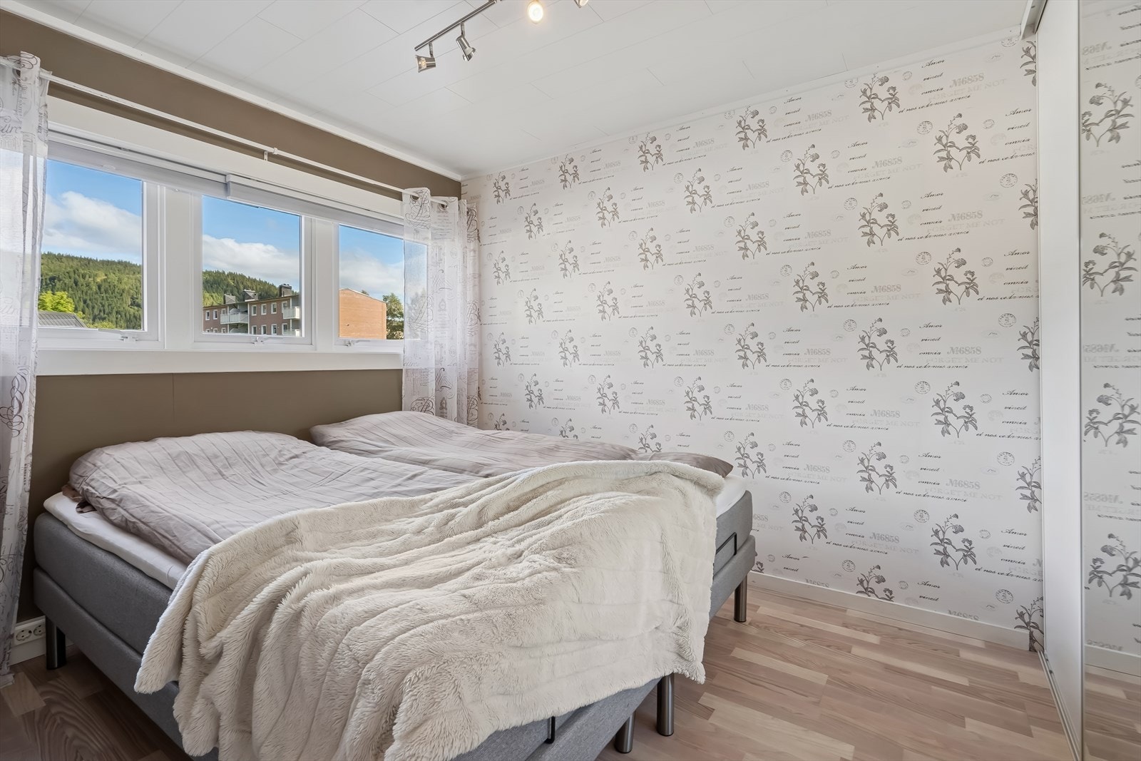 I første etasje har man 3 soverom, her fra hovedsoverommet Galleribilde