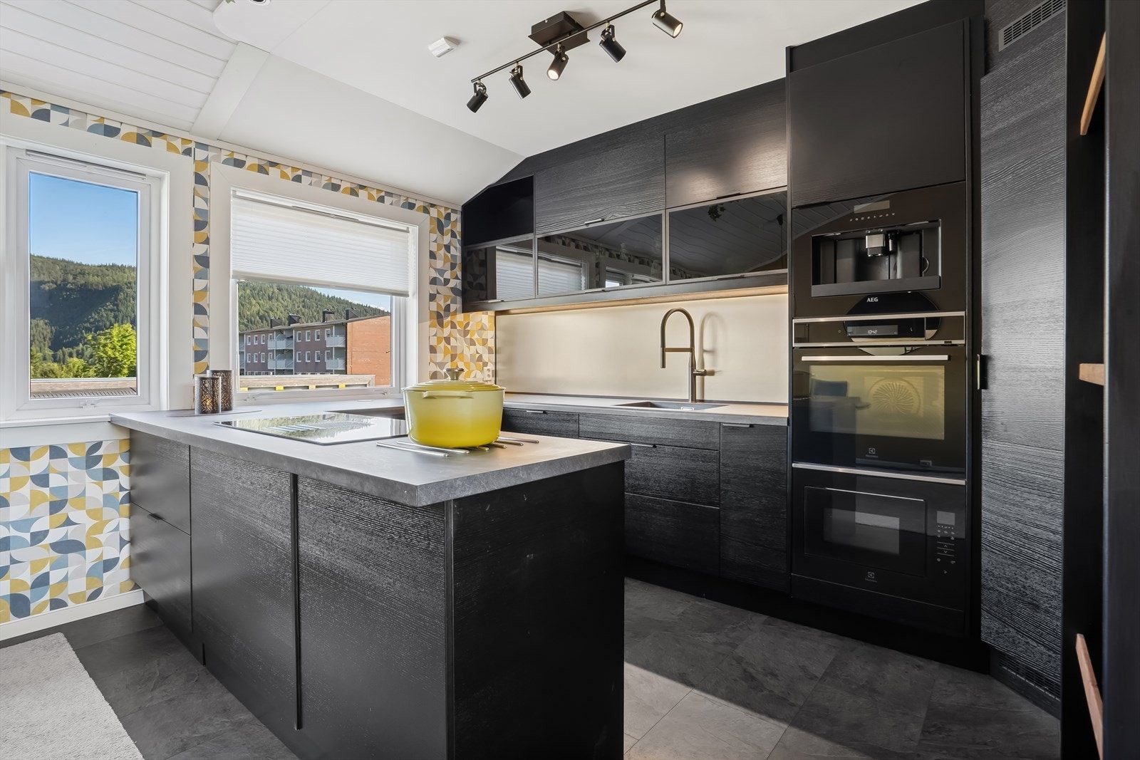 Kjøkkenet har delikate overflater og godt med både skap og benkeplass Galleribilde