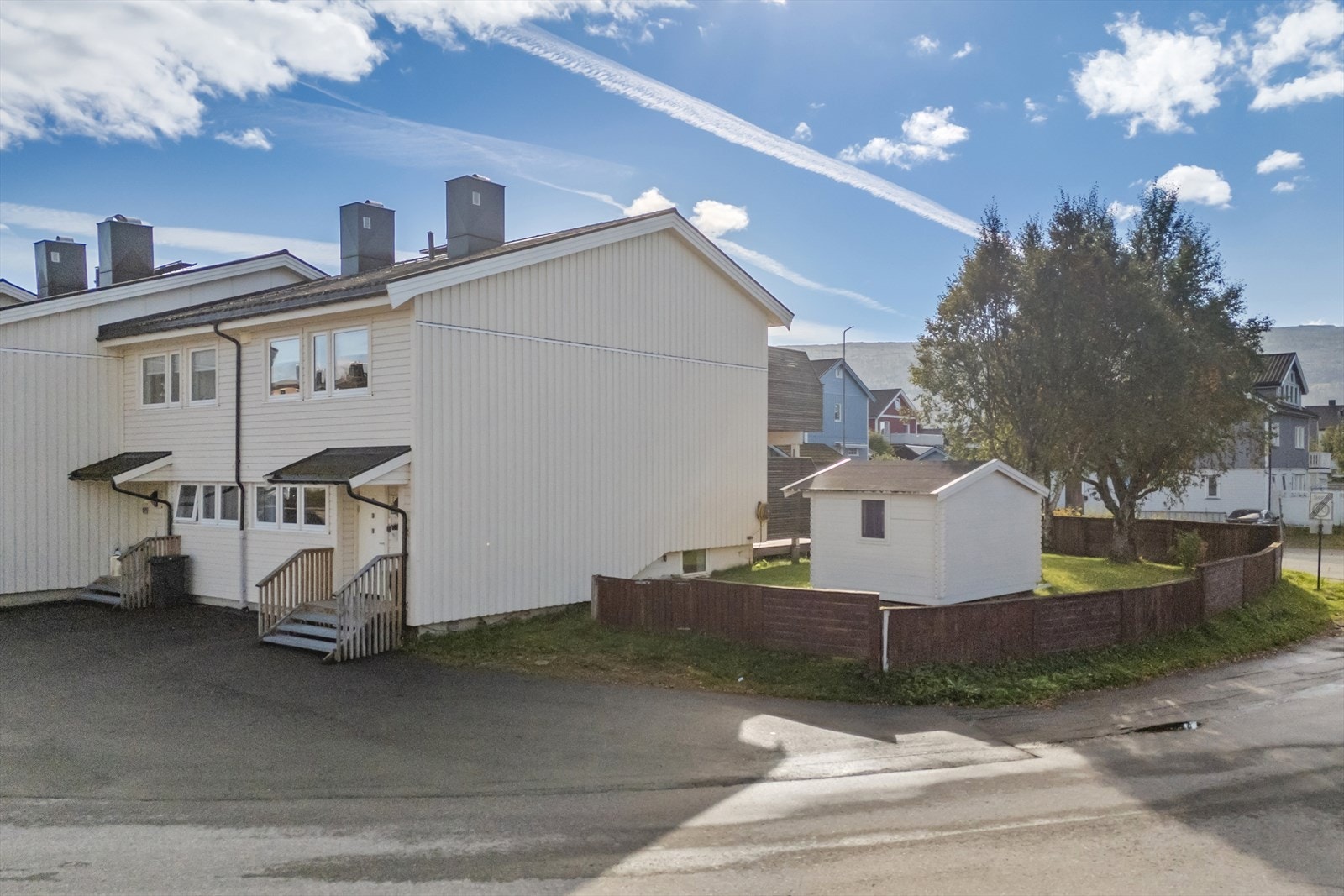 Boligen ligger i enden, noe som gir litt ekstra plass. Man har blant annet uthus i hagen. Galleribilde