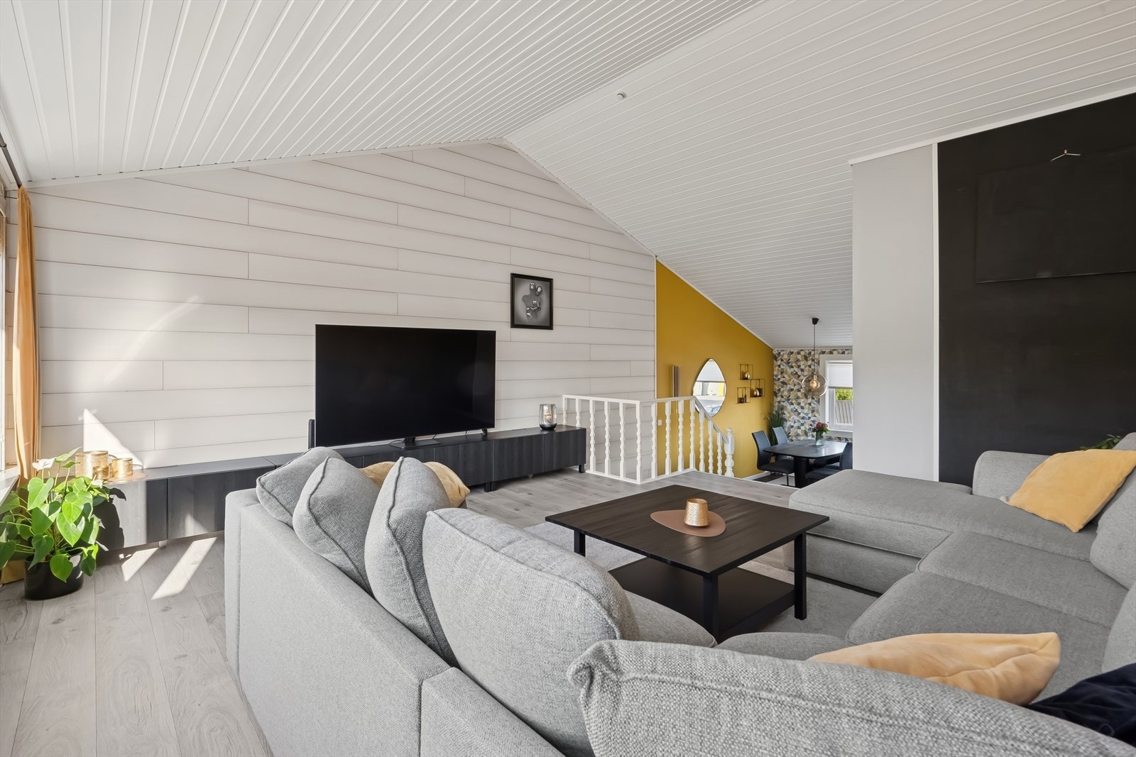 Boligen har en romslig stue med svært god takhøyde Galleribilde