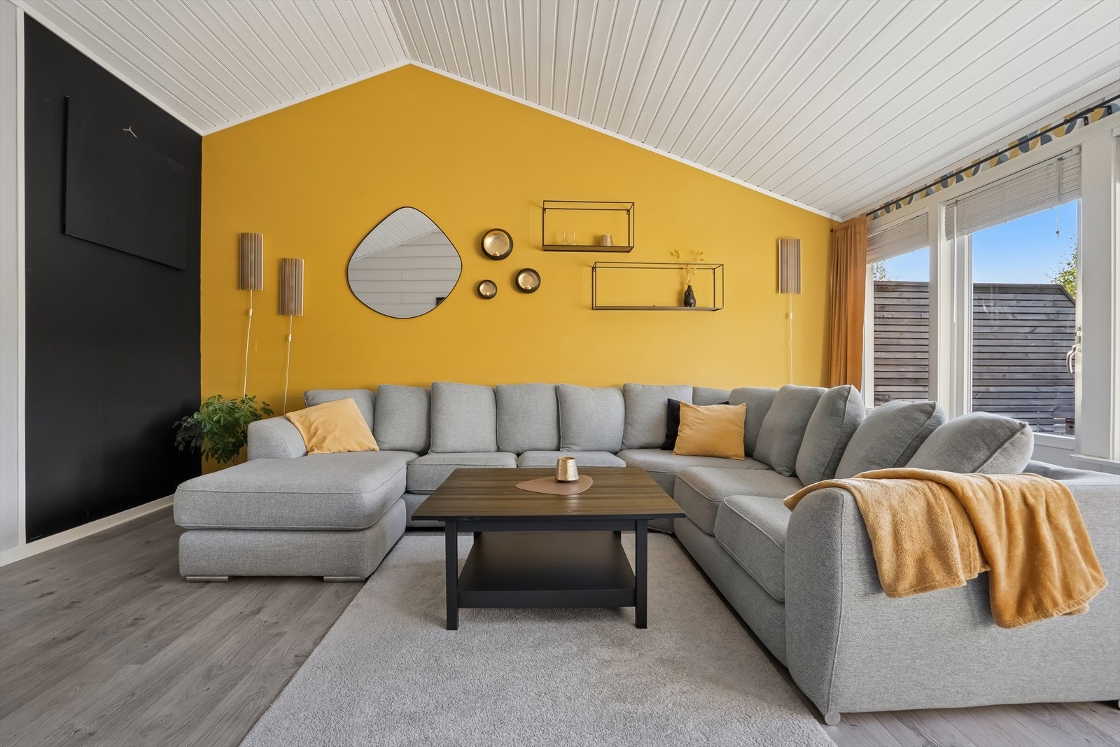 Størrelsen på stuen gjør at den enkelt kan innredes på ulikt vis Galleribilde