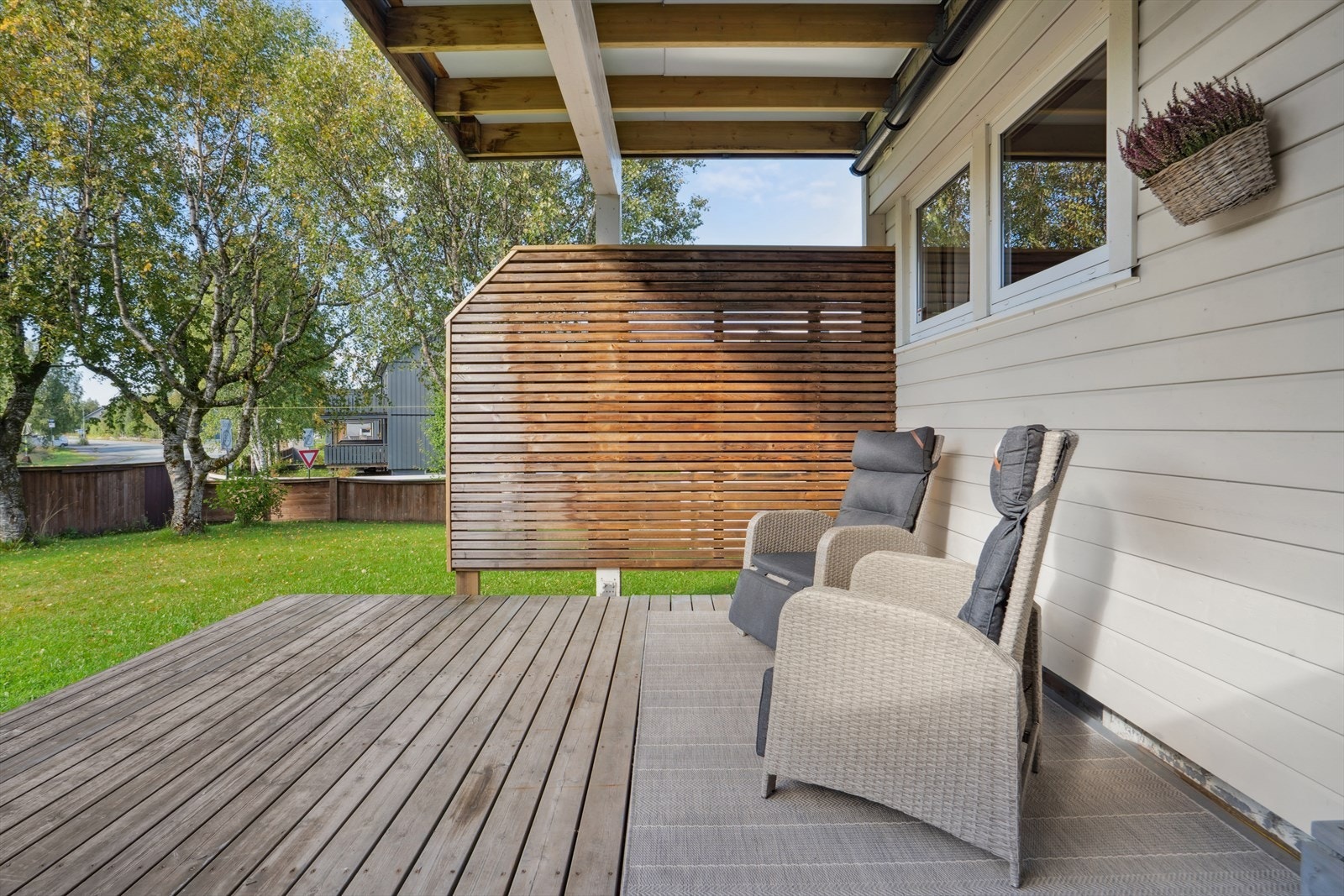 Romslig platt og hage hvor man enkelt kan nyte godværsdager Galleribilde