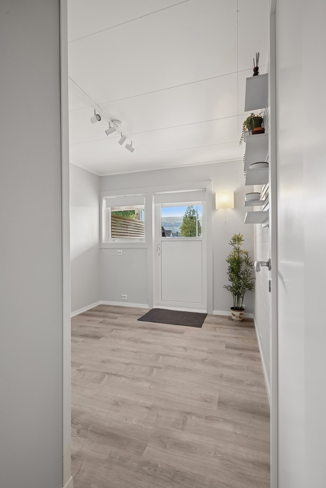 Fra det ene soverommet har man også utgang til platt og hage Galleribilde