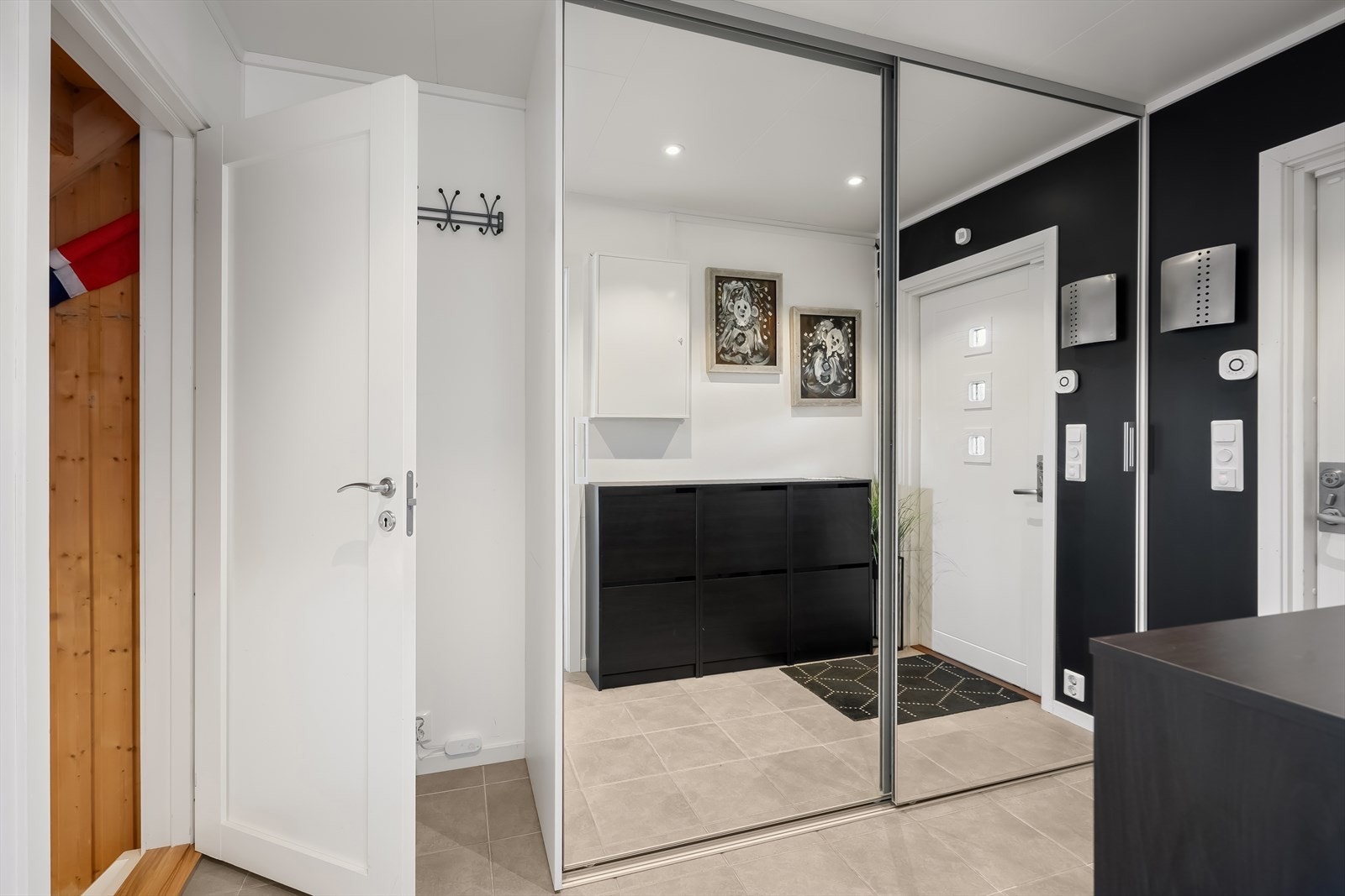 Her blir man møtt av en lys entré, med god plass til oppbevaring av skotøy og yttertøy Galleribilde