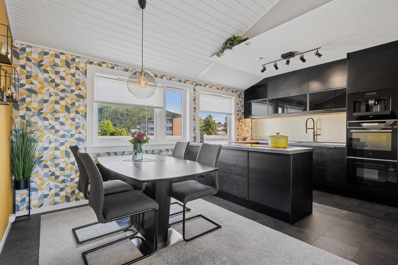 I andre etasjen kommer man til et lekkert kjøkken, oppusset i 2020 Galleribilde