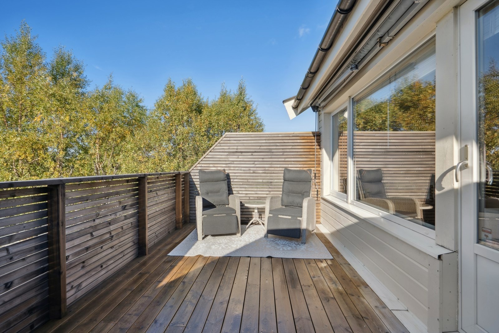 Flott balkong av god størrelse som nyter gode solforhold Galleribilde