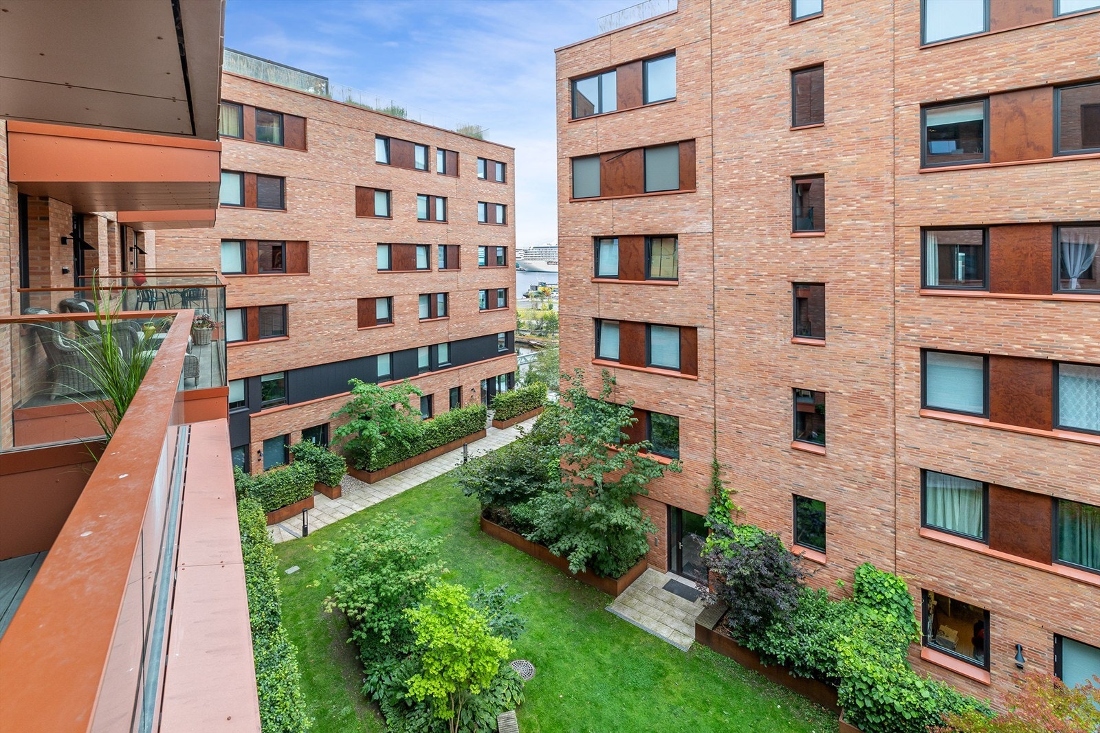 Fra stuen har man utgang til leilighetens balkong vendt mot indre gårdsrom. Galleribilde