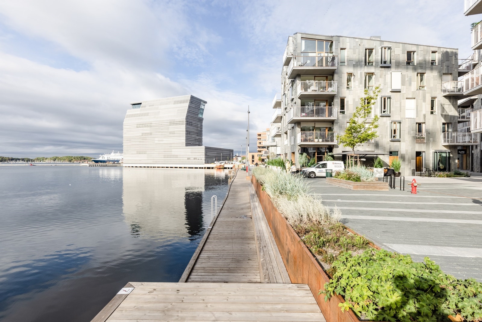 Nærområde | Langs bryggekanten finner man bla. spisesteder og vinbar Galleribilde