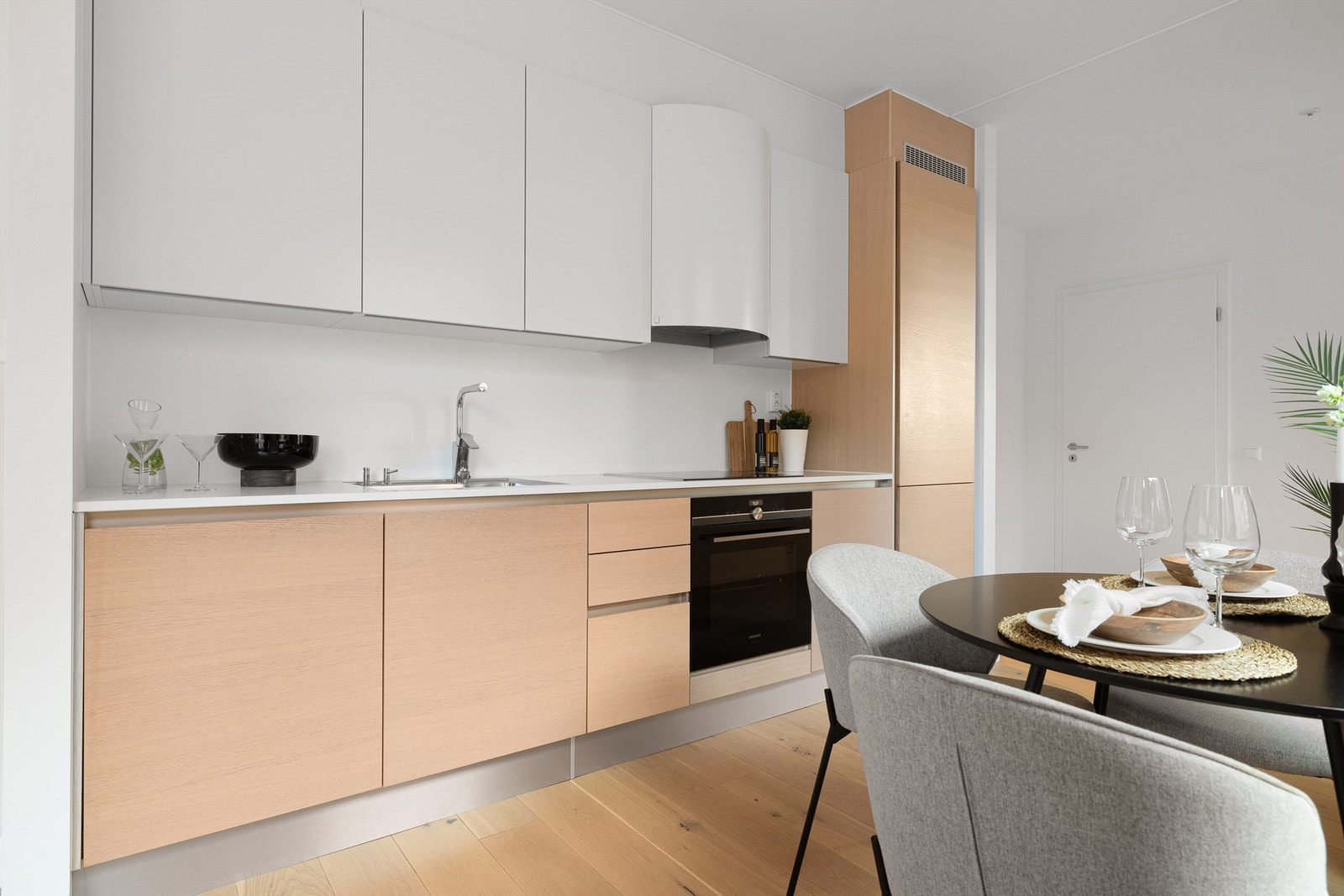 Lekkert kjøkken med integrerte hvitevarer Galleribilde