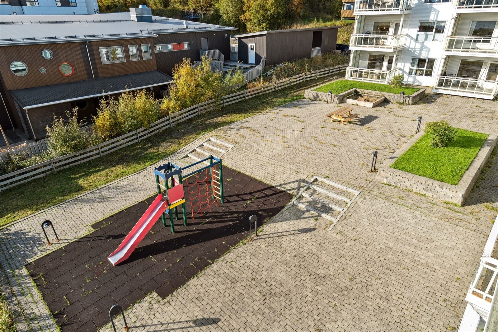 Trivelige fellesarealer med lekeplass, et trygt og sosialt uteområde der små og store kan møtes til lek. Galleribilde
