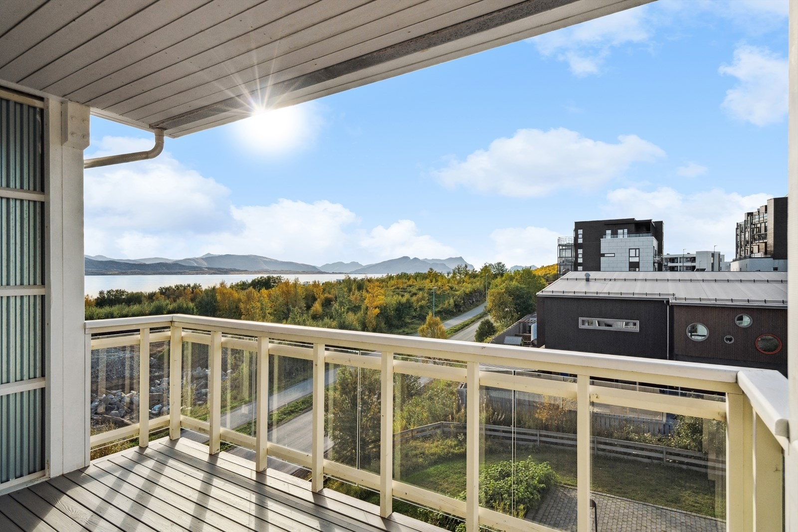 Vestvendt overbygget balkong med vakker utsikt og gode solforhold! Galleribilde