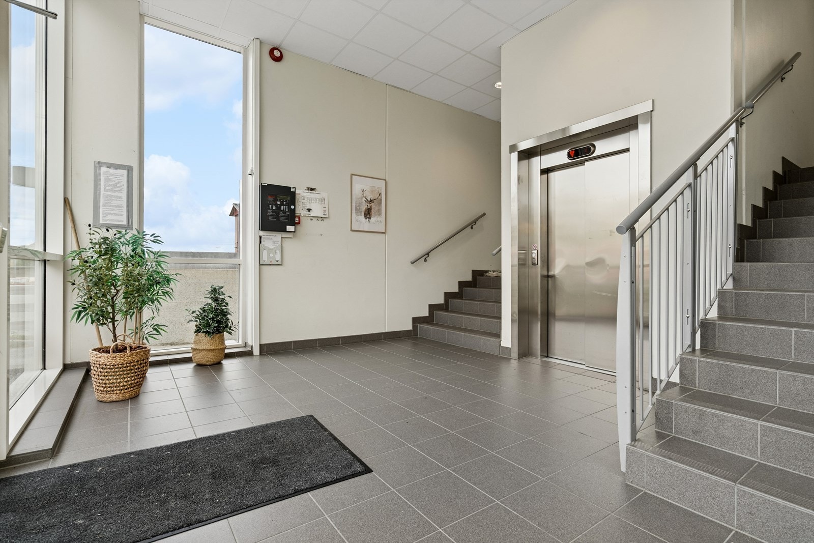 Romslig hovedinngang med heis. Galleribilde