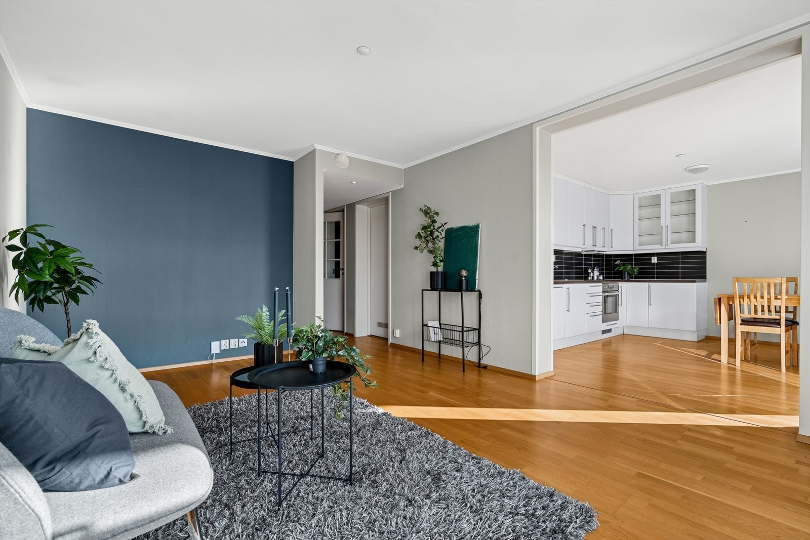 I denne lyse og trivelige leiligheten kan du bo for kr 5 040,- pr. mnd. i felleskostnader. Galleribilde