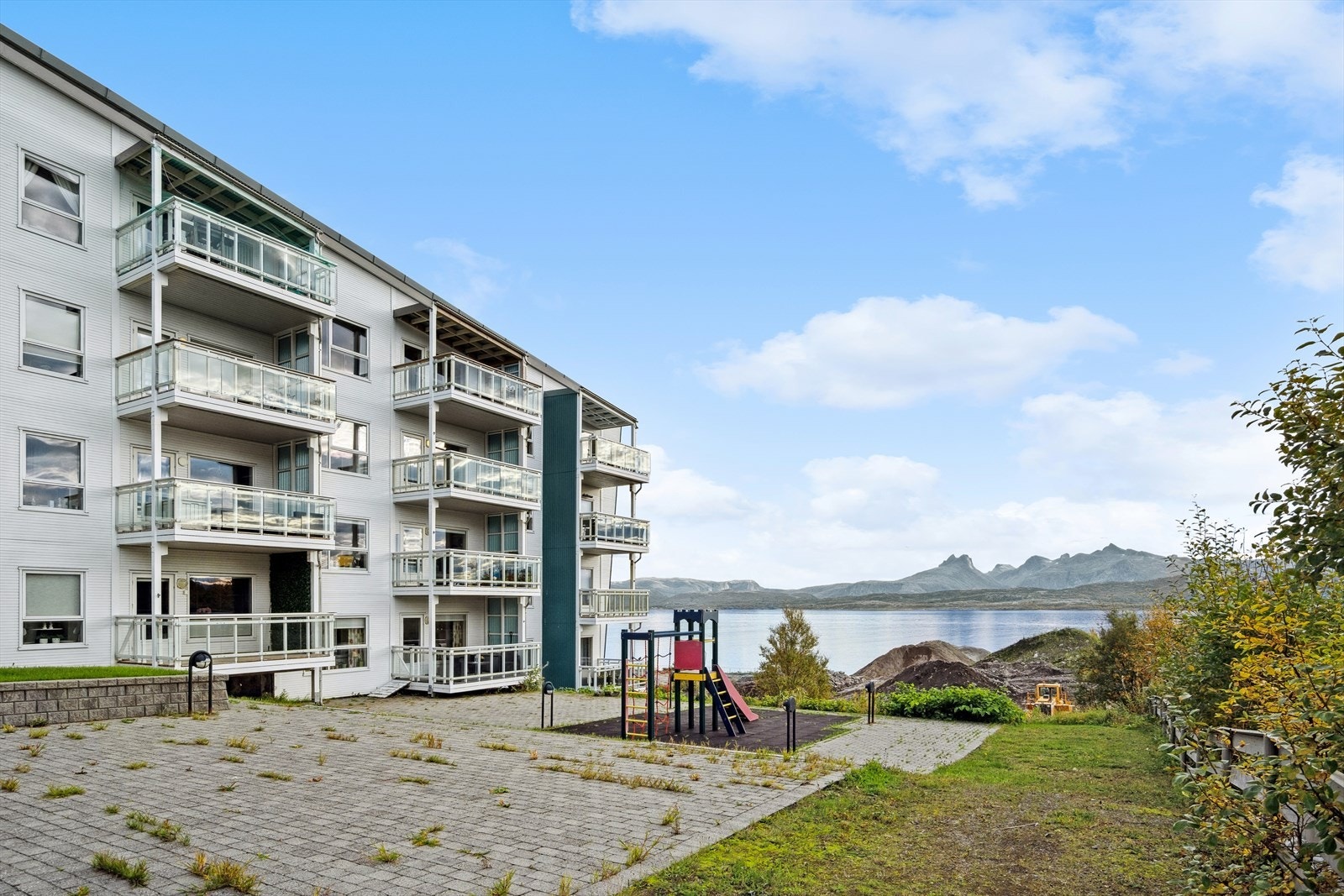 Leiligheten ligger fint til i et veletablert og barnevennlig område i Bodøsjøen/Alstad. Her bor du med kort vei til både skole, barnehage og dagligvare. Galleribilde