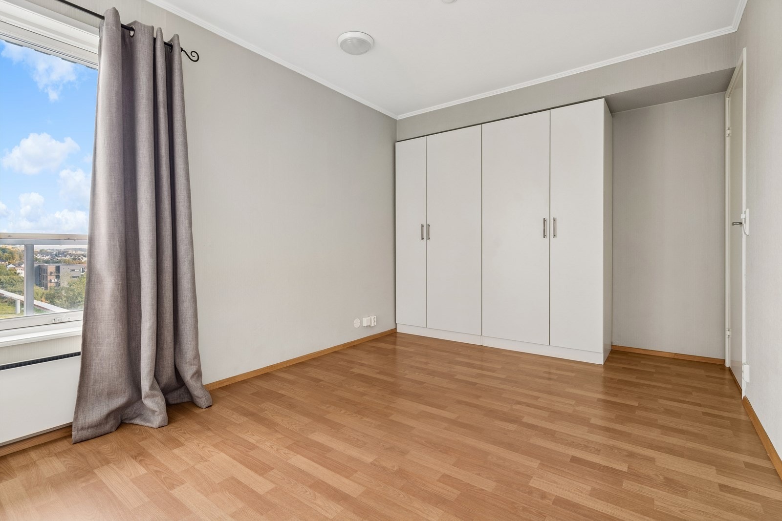 Romslig og lyst soverom, klart for å innredes etter eget behov. Her er plass til både garderobe- og soveromsmøbler. Galleribilde