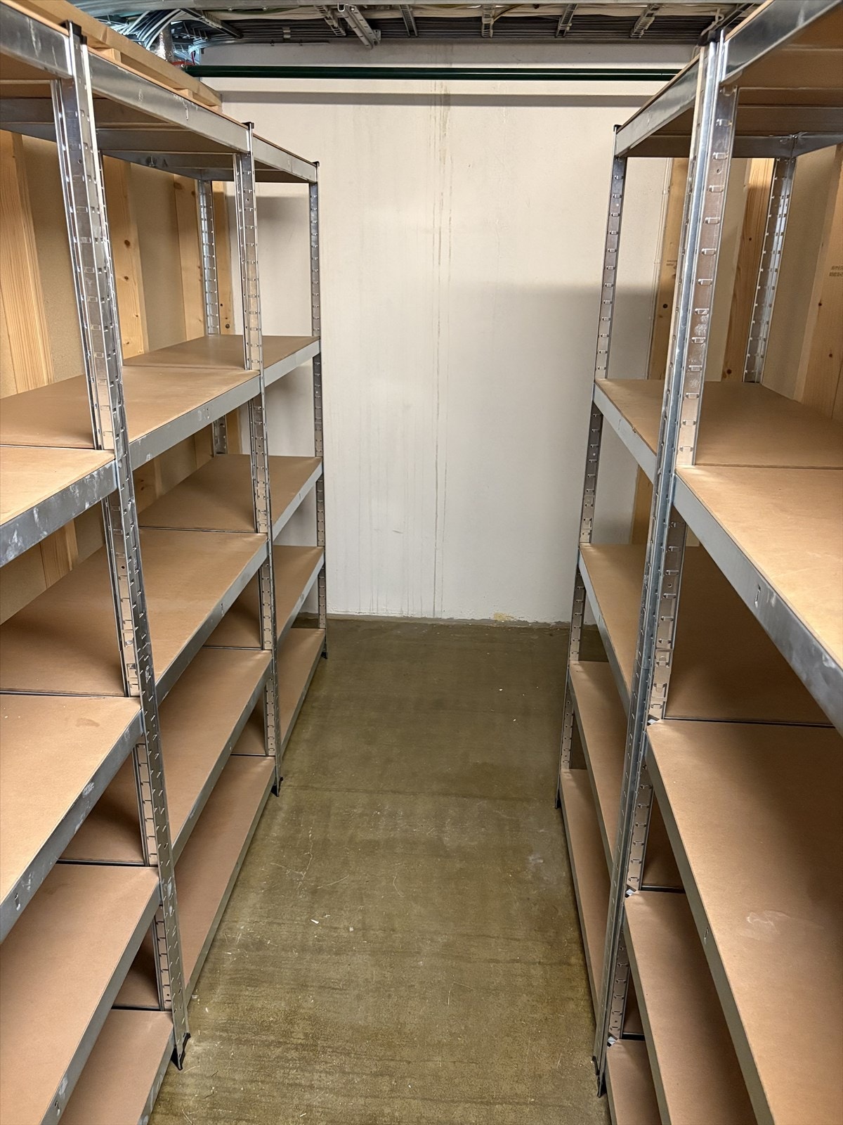 Sportsbod med skikkelig hyllesystem. Galleribilde