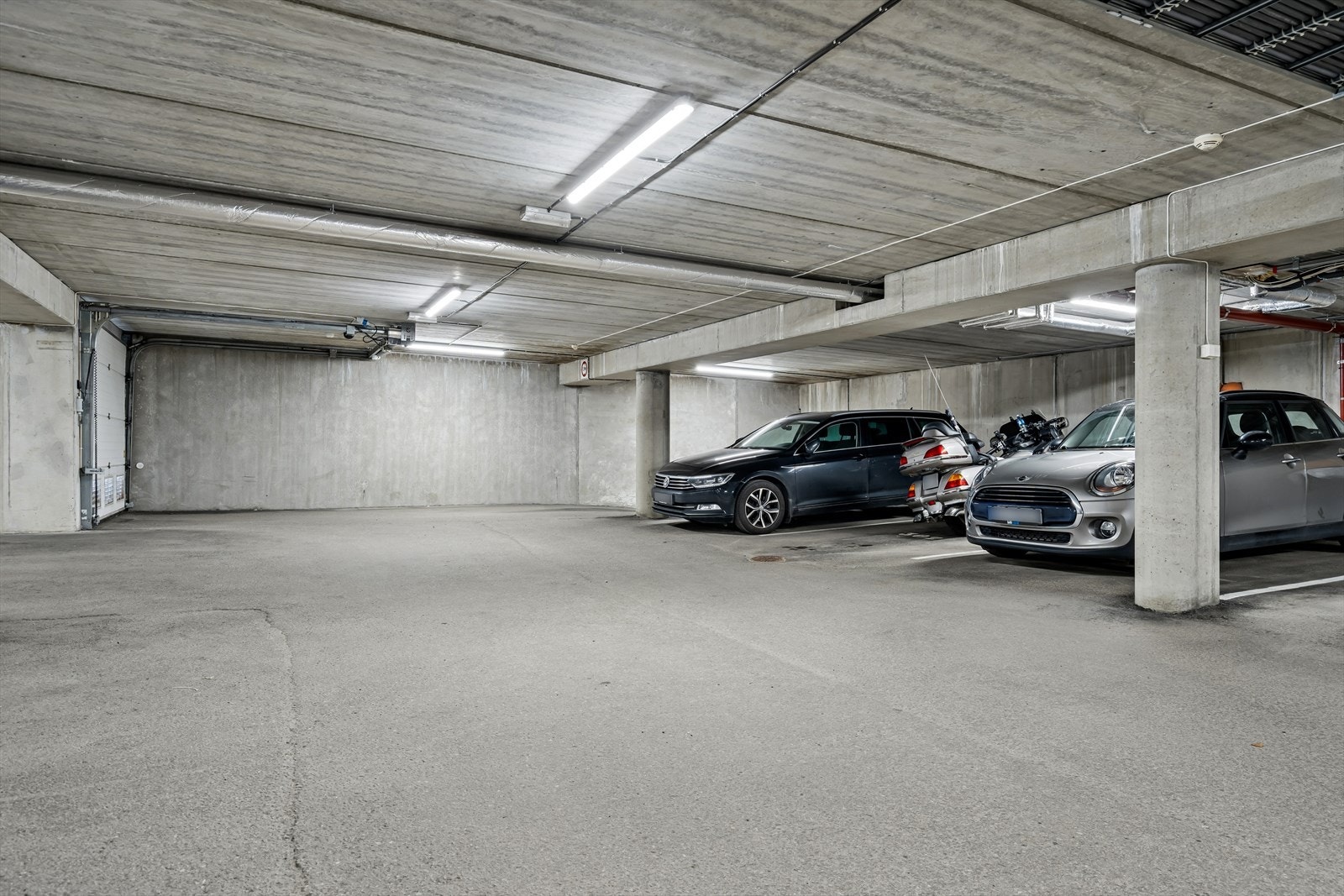 Fast parkering i felles garasjekjeller. Leilighetens parkering er nummerert med 302. Der motorsykkelen står Galleribilde