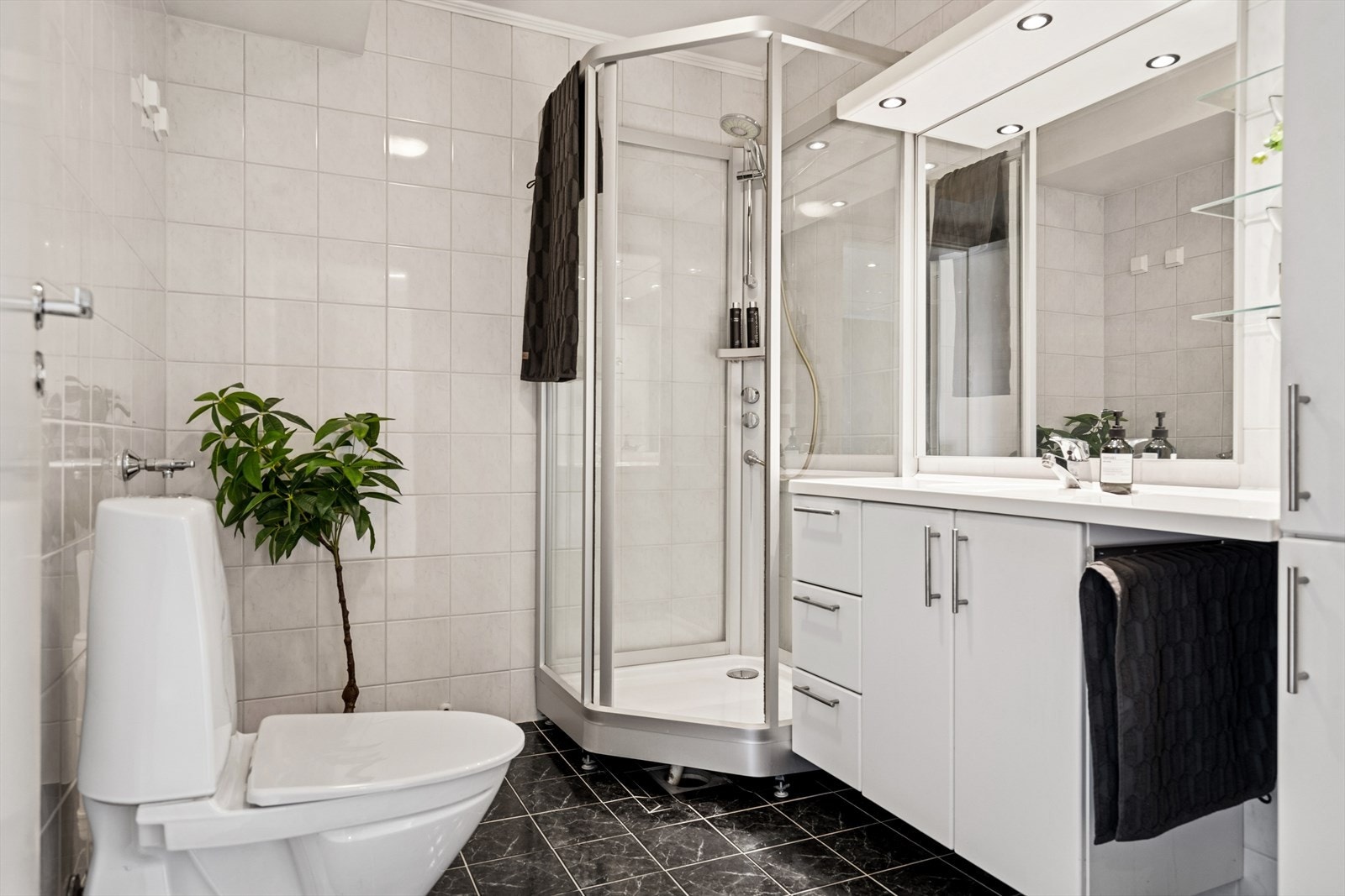 Pent, flislagt baderom med elektriske varmekabler i gulv. Balansert ventilasjon. Galleribilde