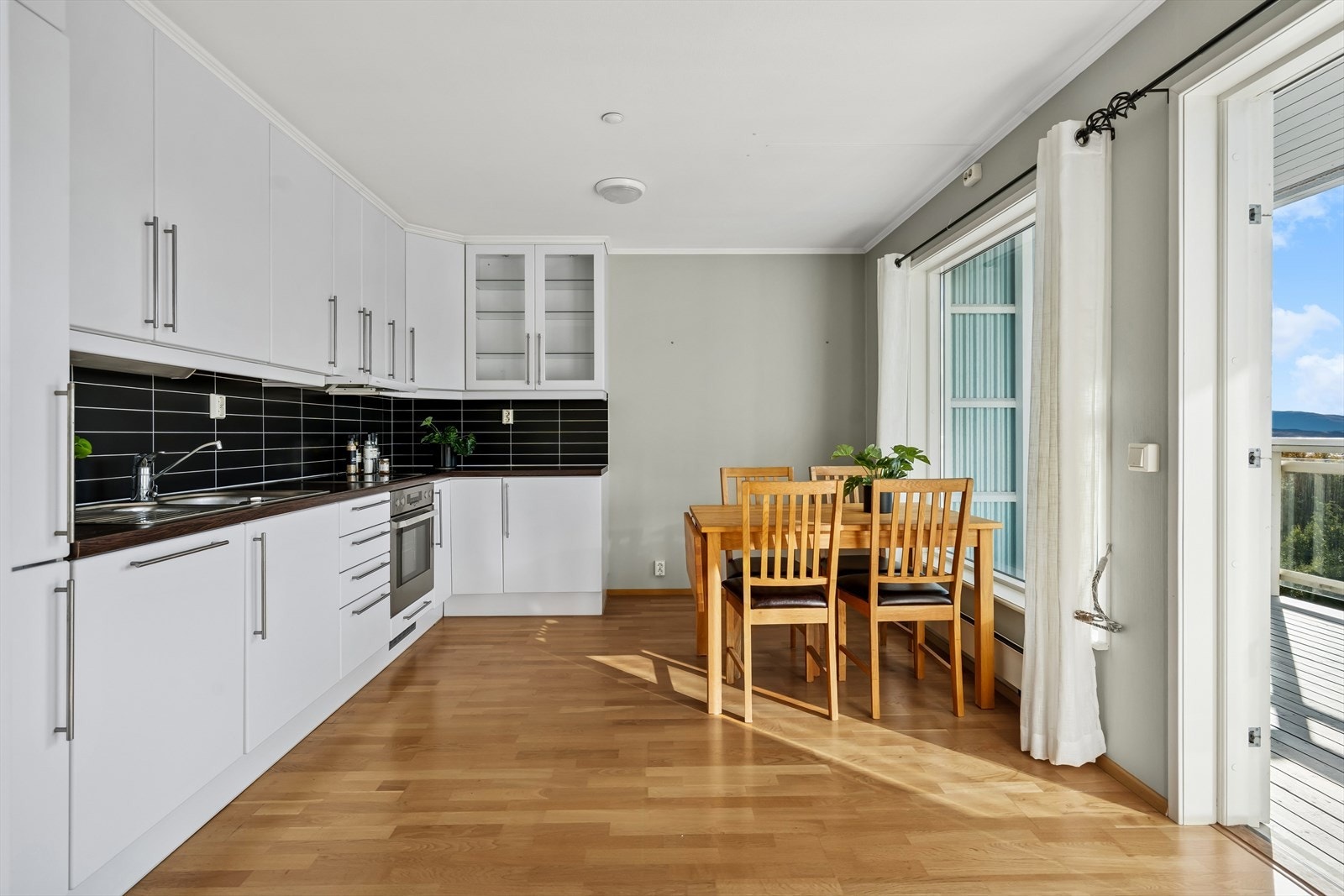 Godt med skap- og benkeplass. Hyggelig spiseplass hvor man kan starte dagen med en god frokost. Galleribilde