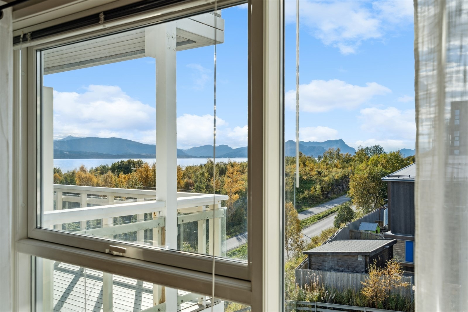 Fra stuen kan man nyte den fantastiske utsikten over sjø og fjell! Galleribilde