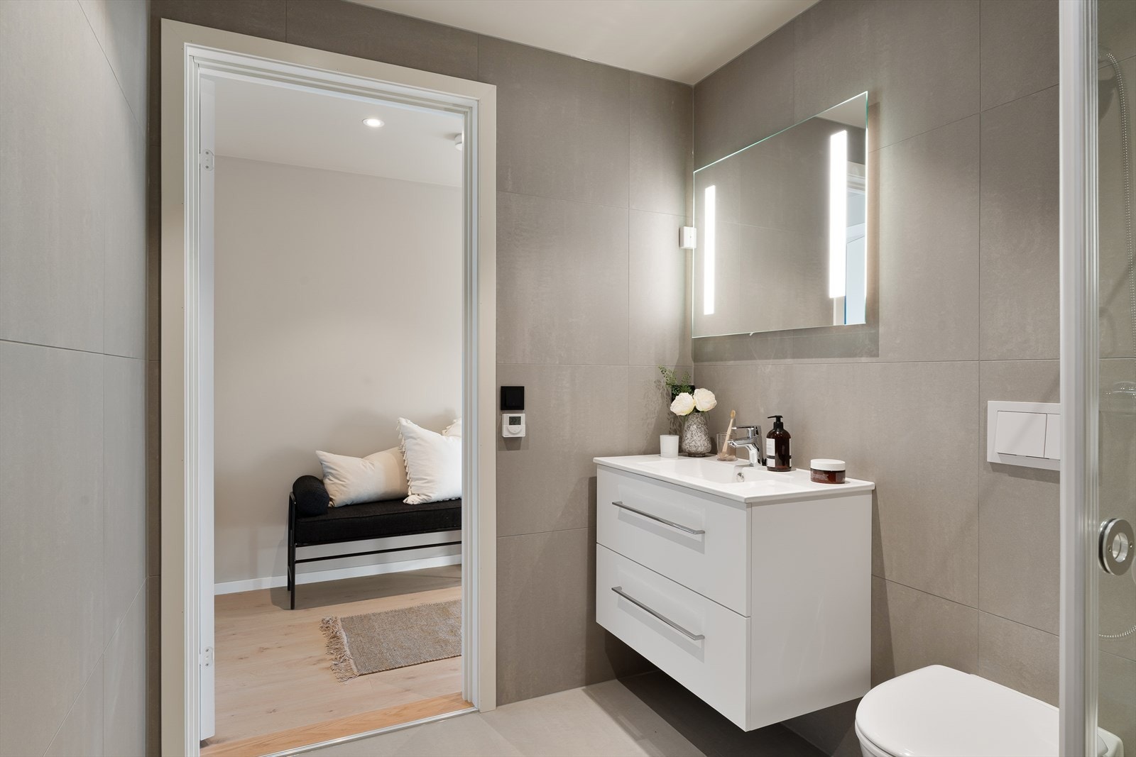 Delikat helfliset bad med vegghengt wc, dusjhjørne og varme i gulv for ekstra komfort. Galleribilde