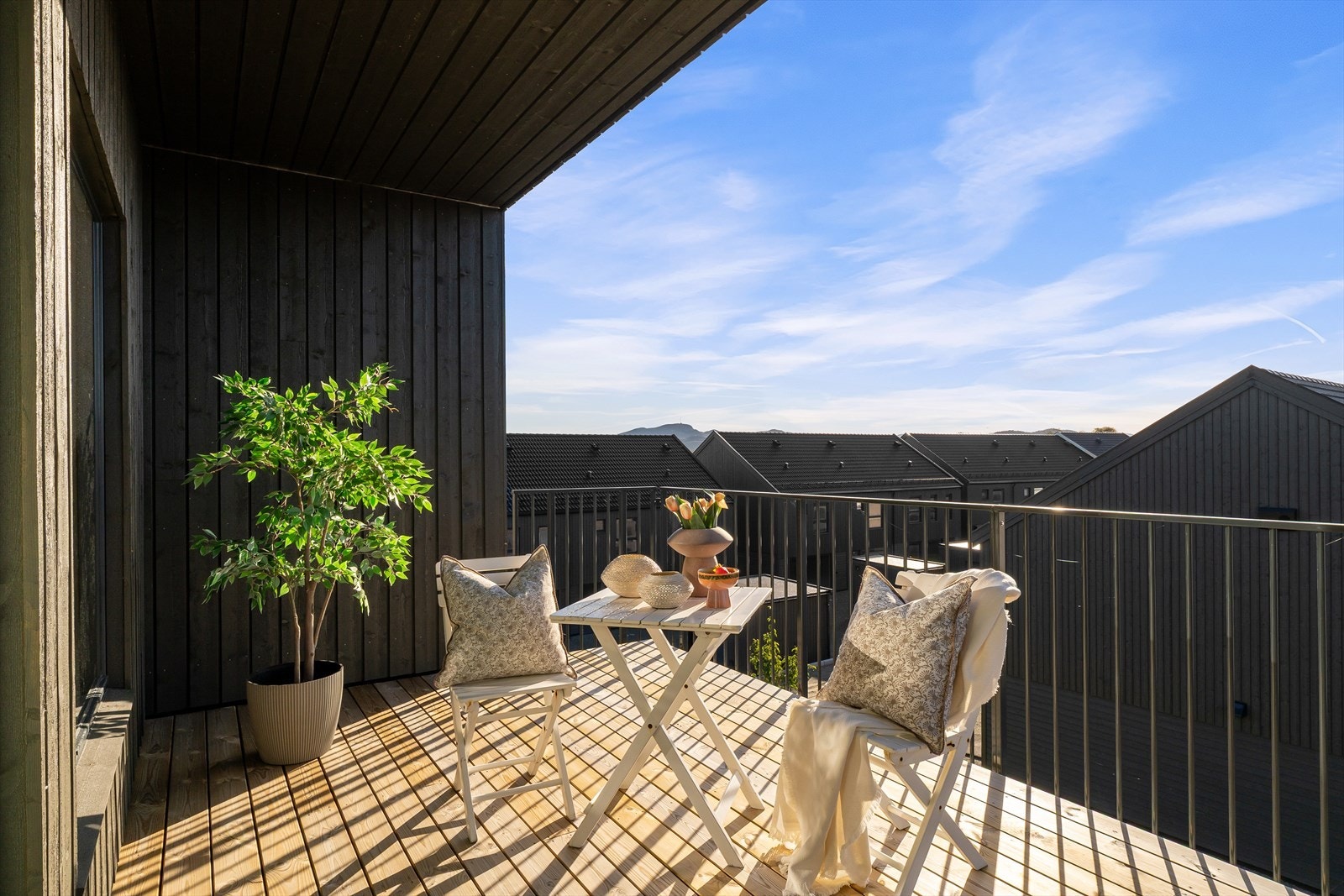 Fra stuen har man utgang til en romslig balkong, en perfekt plass å nyte varme sommerdager på. Galleribilde