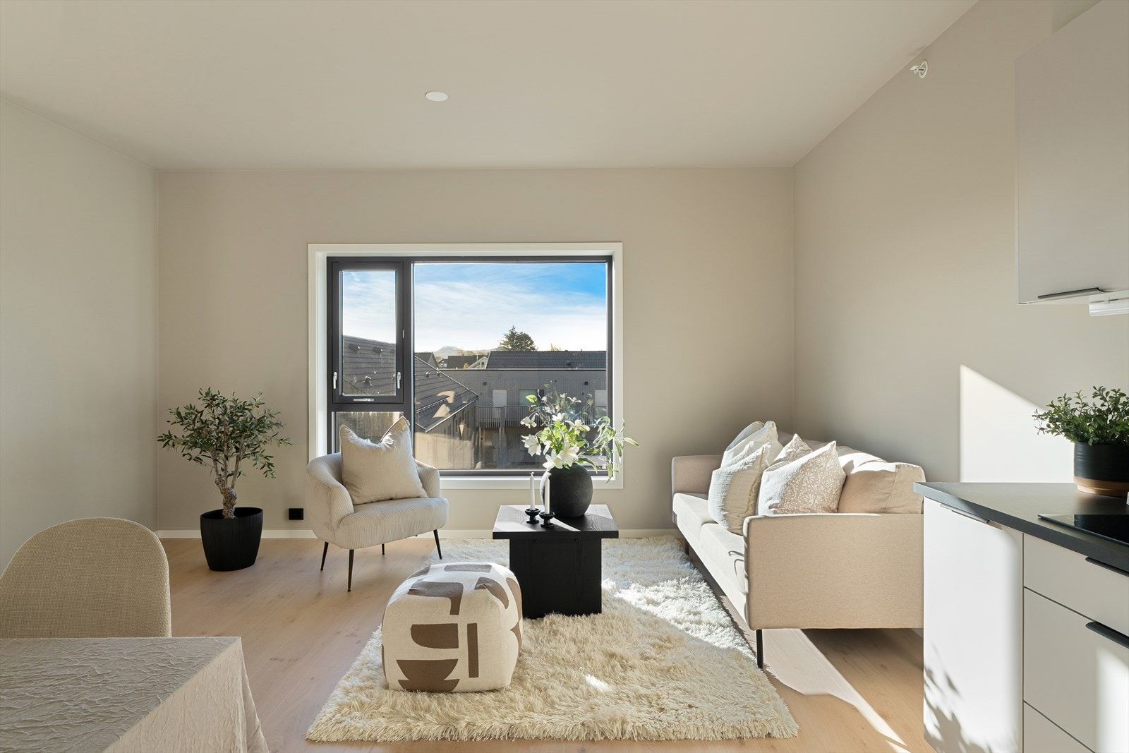 Leilighetens stue fremstår som lys og trivelig med gode vindusflater som slipper inn mye naturlig lys som er med på å skape en god romfølelse og atmosfære. Galleribilde