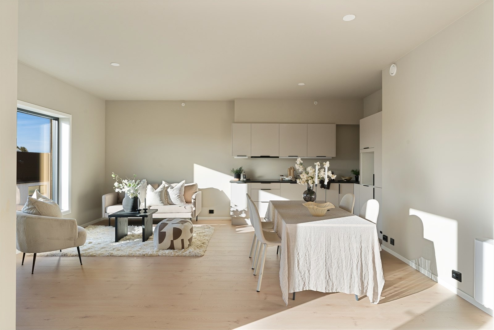 Her har man rikelig med plass til både spisebord og sofagruppe, en perfekt plass til å nyte gode stunder med familie og venner. Galleribilde