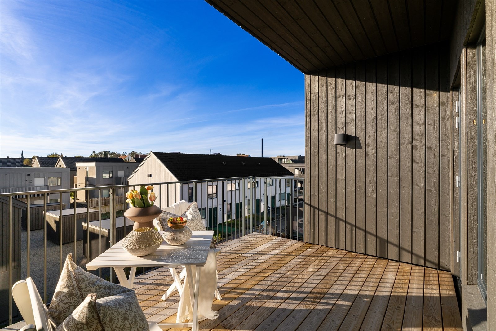 Fra stuen har man utgang til en romslig balkong, en perfekt plass å nyte varme sommerdager på. Galleribilde