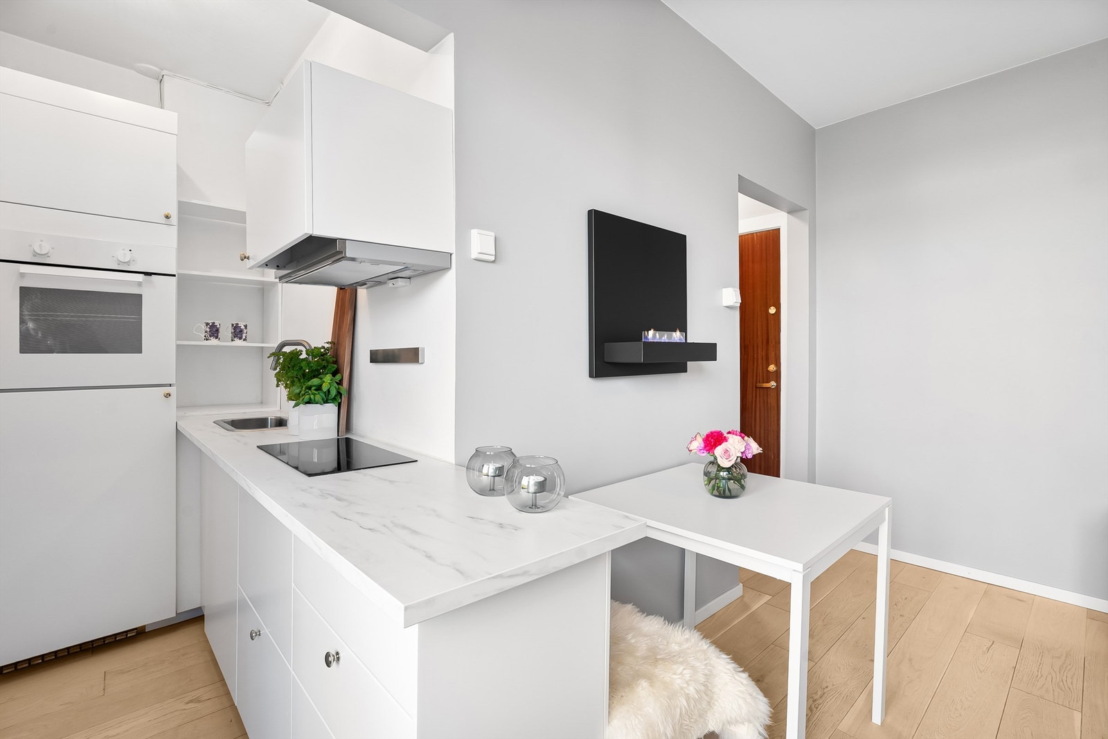 Kjøkkenet er utstyrt med integrert stekeovn, platetopp og kjøleskap med fryser. Galleribilde