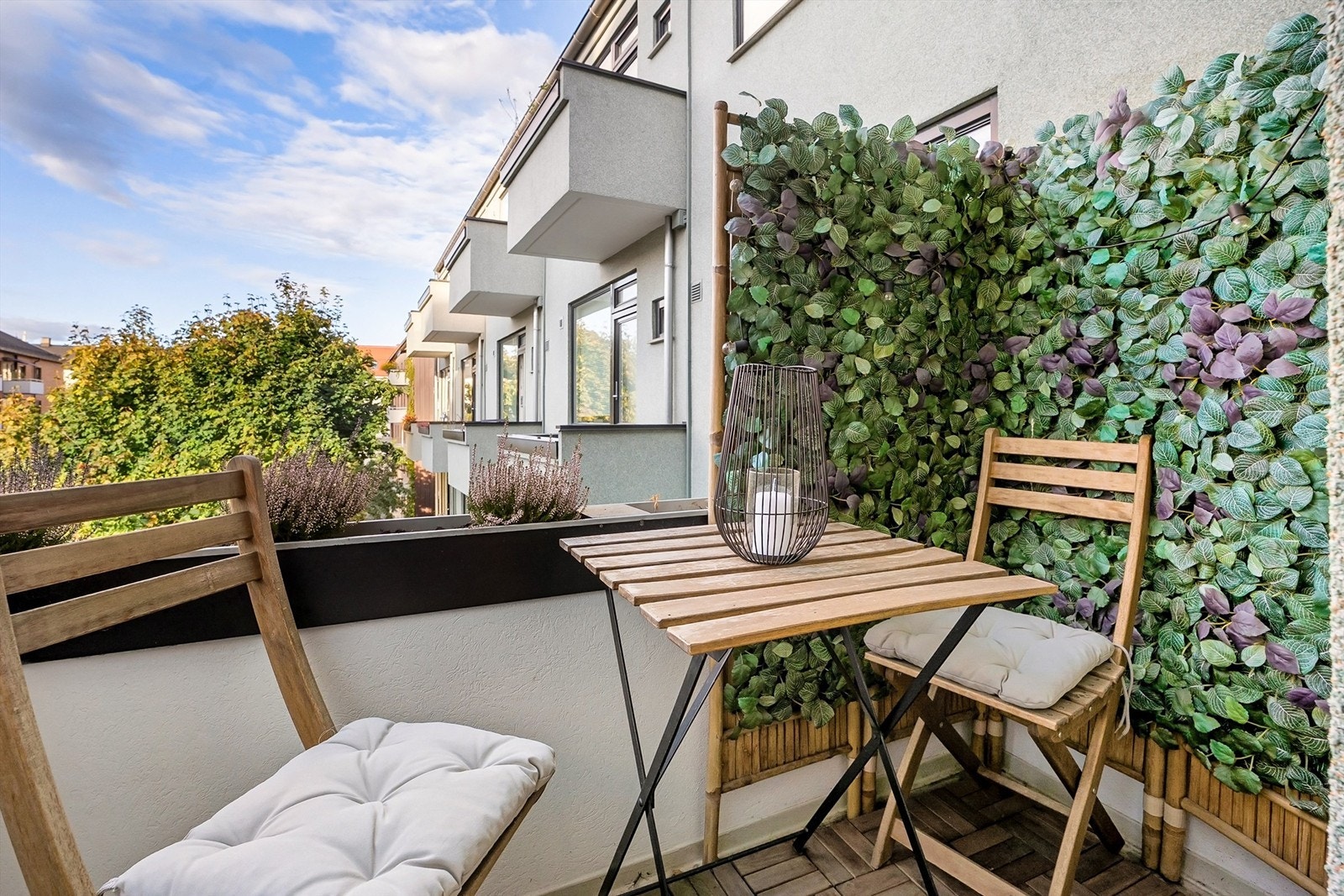 Balkongen har plass til en hyggelig sitteplass som blir en naturlig forlengelse av leiligheten på sommeren. Galleribilde