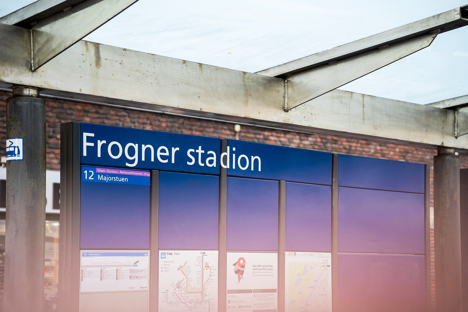 Nærmeste buss og trikkestopp er Frogner Stadion. Galleribilde