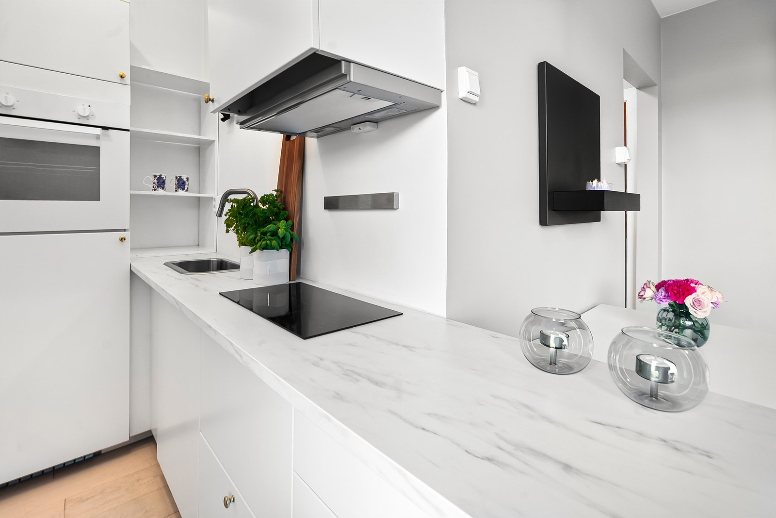 Stilrent kjøkken med slette fronter i tidløs farge. Galleribilde