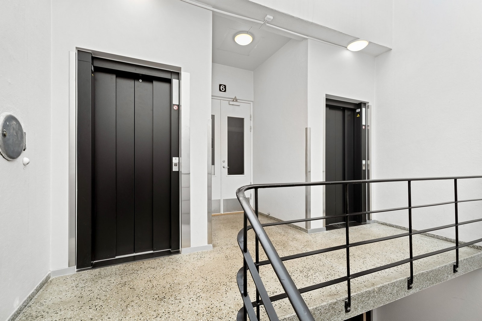 Adkomst til leiligheten via heis og trappeoppgang. Galleribilde