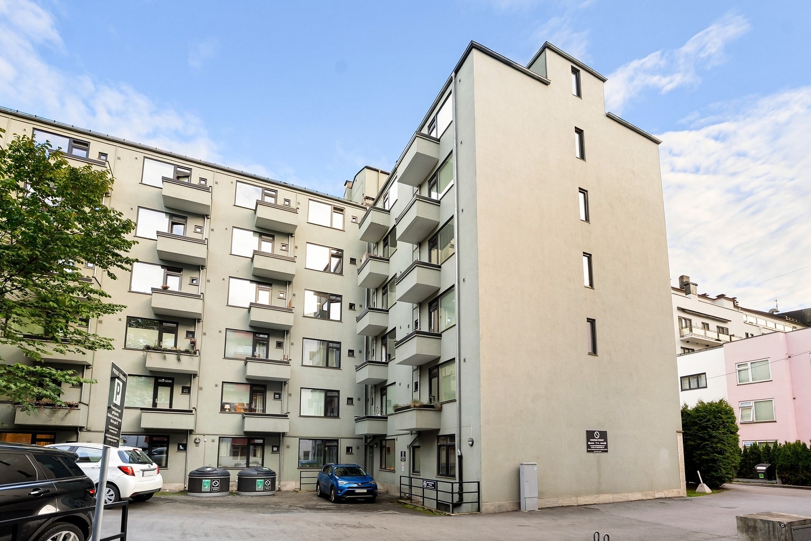 Leiligheten ligger i 5.etasje vendt inn mot bakgård. Galleribilde