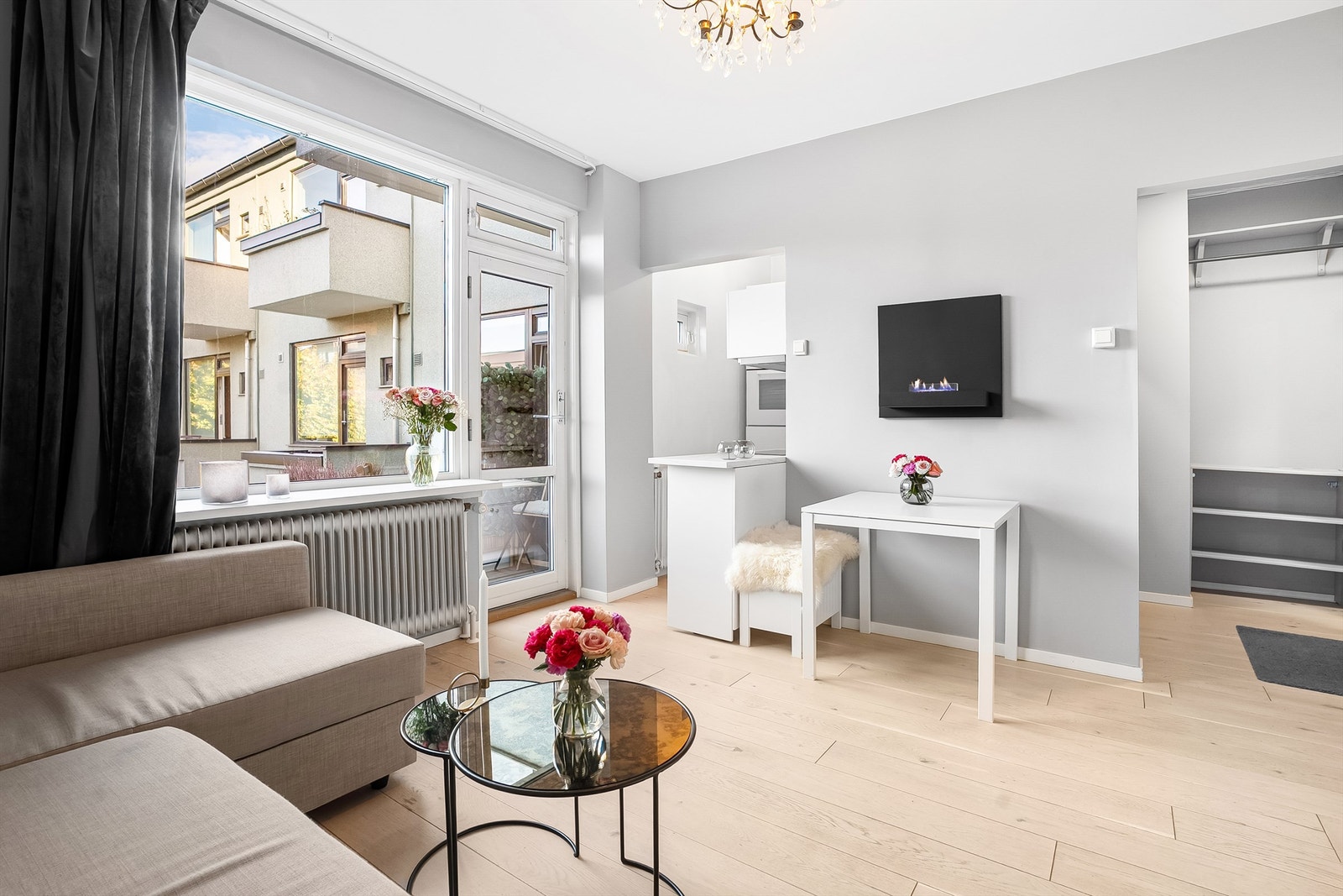 Leiligheten har et delikat kjøkken med åpen løsning samt utgang til balkong rett ved kjøkken. Galleribilde