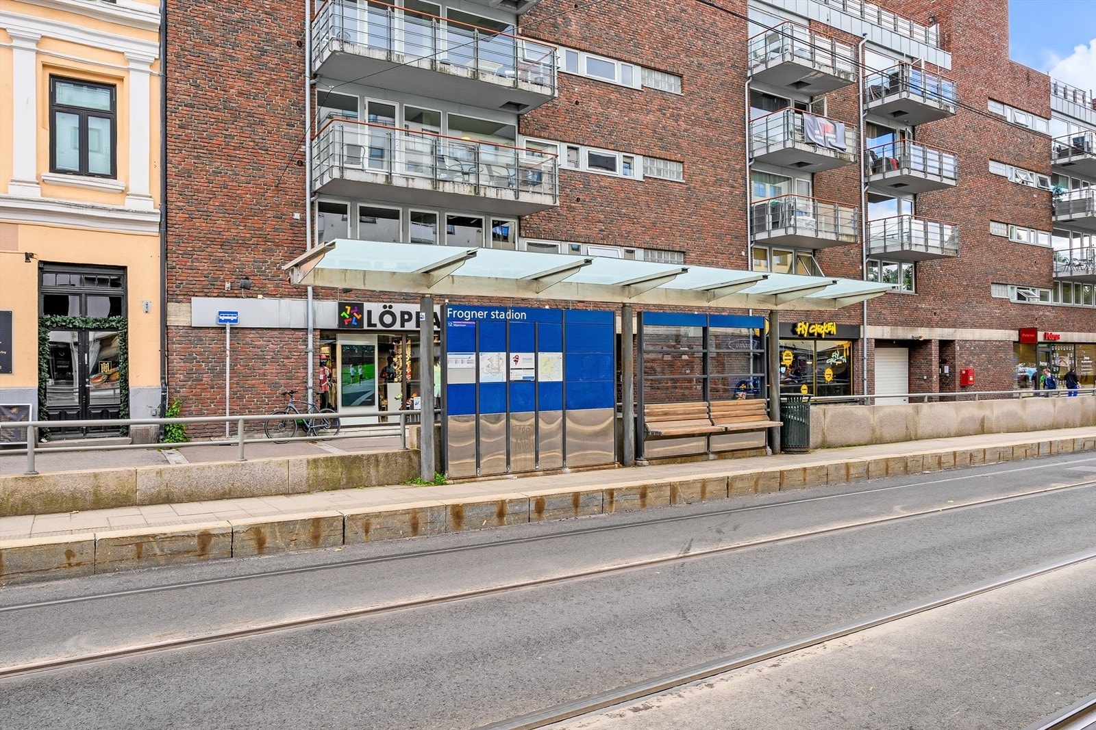 Umiddelbar nærhet til både buss, trikk og T-bane fra leiligheten. Galleribilde