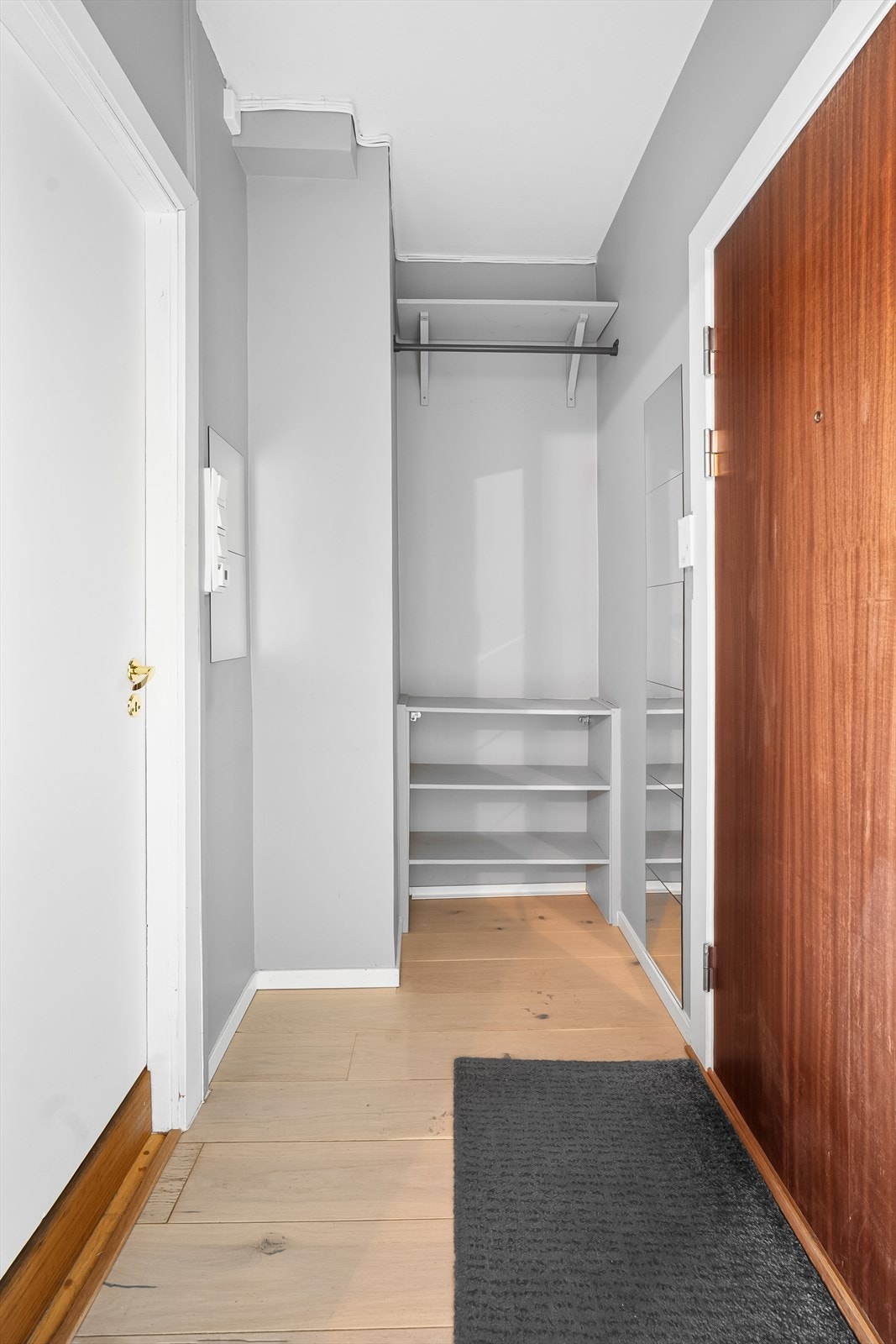 Lys og praktisk entré med plass til å henge fra seg ytterklær og skotøy. Galleribilde